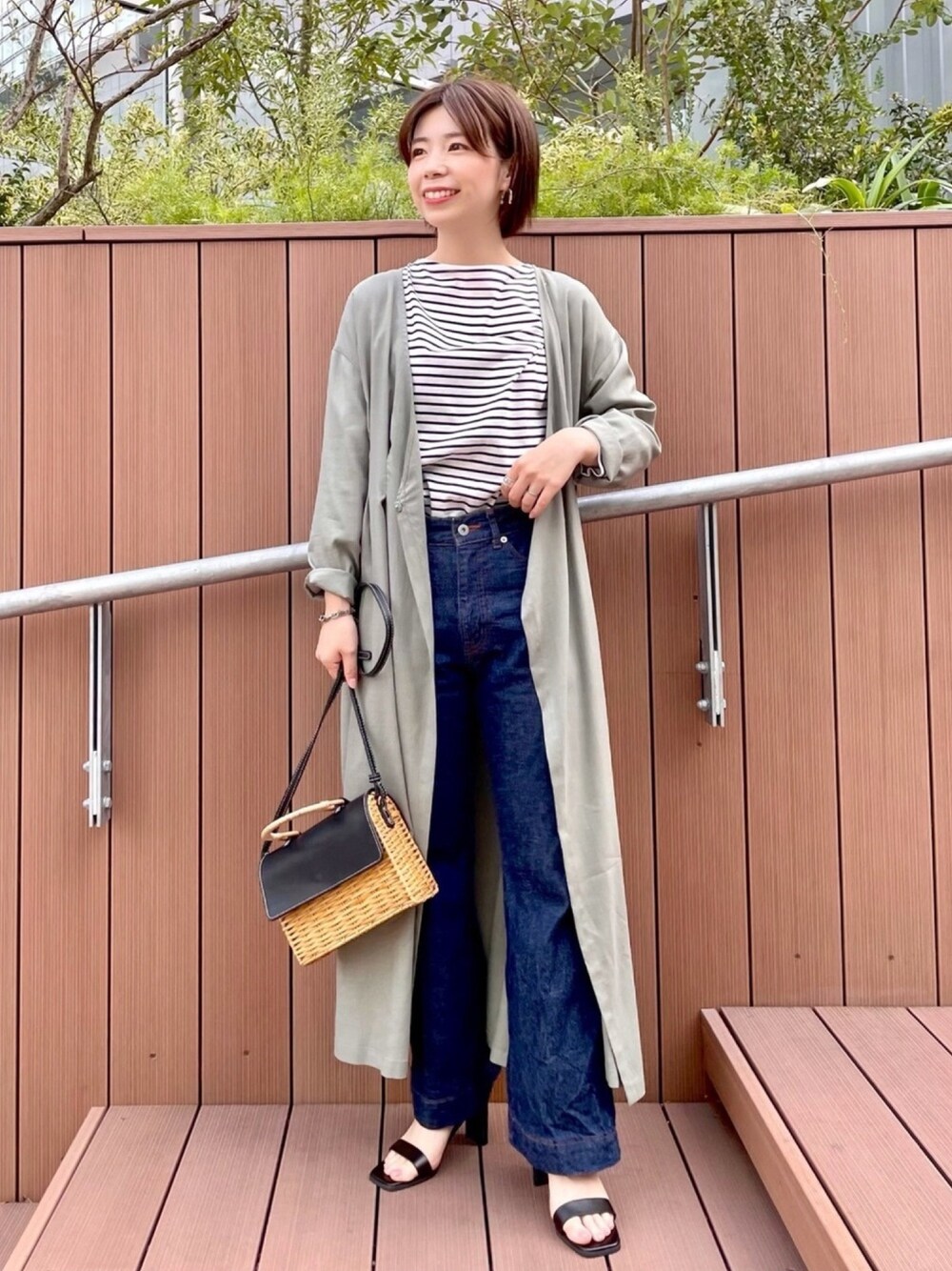 「andemiu、ボーダー、デニム、ワンピース×デニム、シンプル、大人女子、春コーデ、低身長コーデ、春夏コーデ、オトナカジュアル」｜「Andemiuのカシュクールフウガウンコート936768（ノーカラーコート、グリーン系）」を使った、manami00716さん（レディース・155cm）の春コーディネートの1枚目の写真