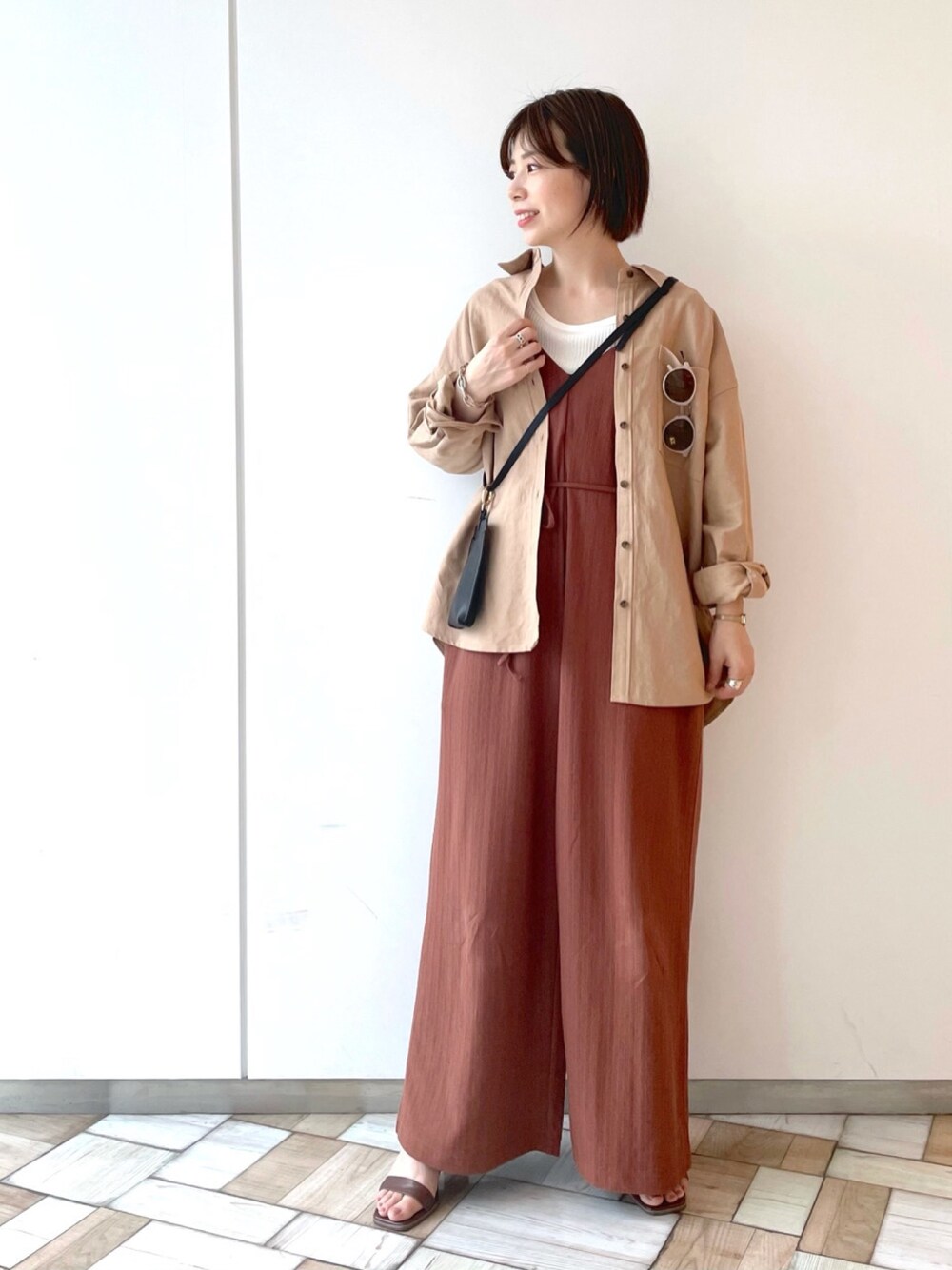 「andemiu、低身長、サロペット、オールインワン、ブラウン、ワントーンコーデ、休日コーデ、シンプル、パンツスタイル、大人コーデ」｜「Andemiuのメンアサベルトツキシャツ936770（シャツ/ブラウス、ベージュ系）」を使った、manami00716さん（レディース・155cm）の春コーディネートの1枚目の写真