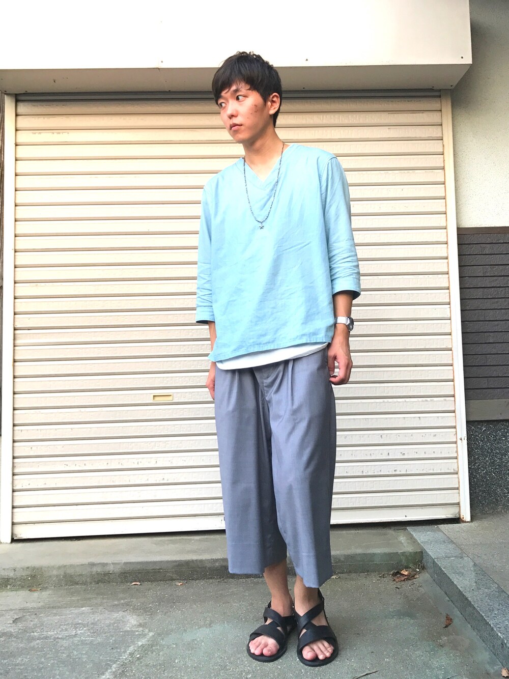 ブルー系のシャツ/ブラウス、グレー系のその他パンツ、ブラック系のサンダルを着用したメンズの夏コーディネートの1枚目の写真