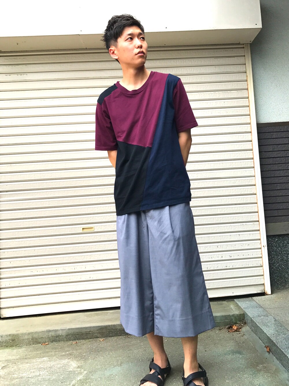 その他のTシャツ/カットソー、グレー系のその他パンツ、ブラック系のサンダルを着用したメンズの夏コーディネートの1枚目の写真