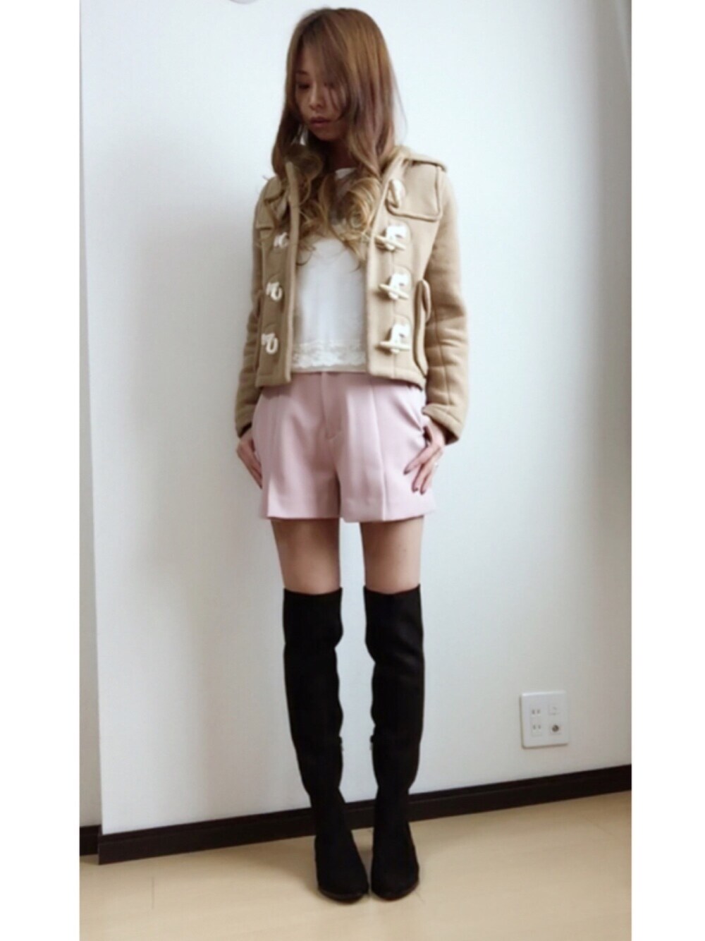 ベージュ系のダッフルコート、ホワイト系のシャツ/ブラウス、その他のパンツを着用したレディースの冬コーディネートの1枚目の写真