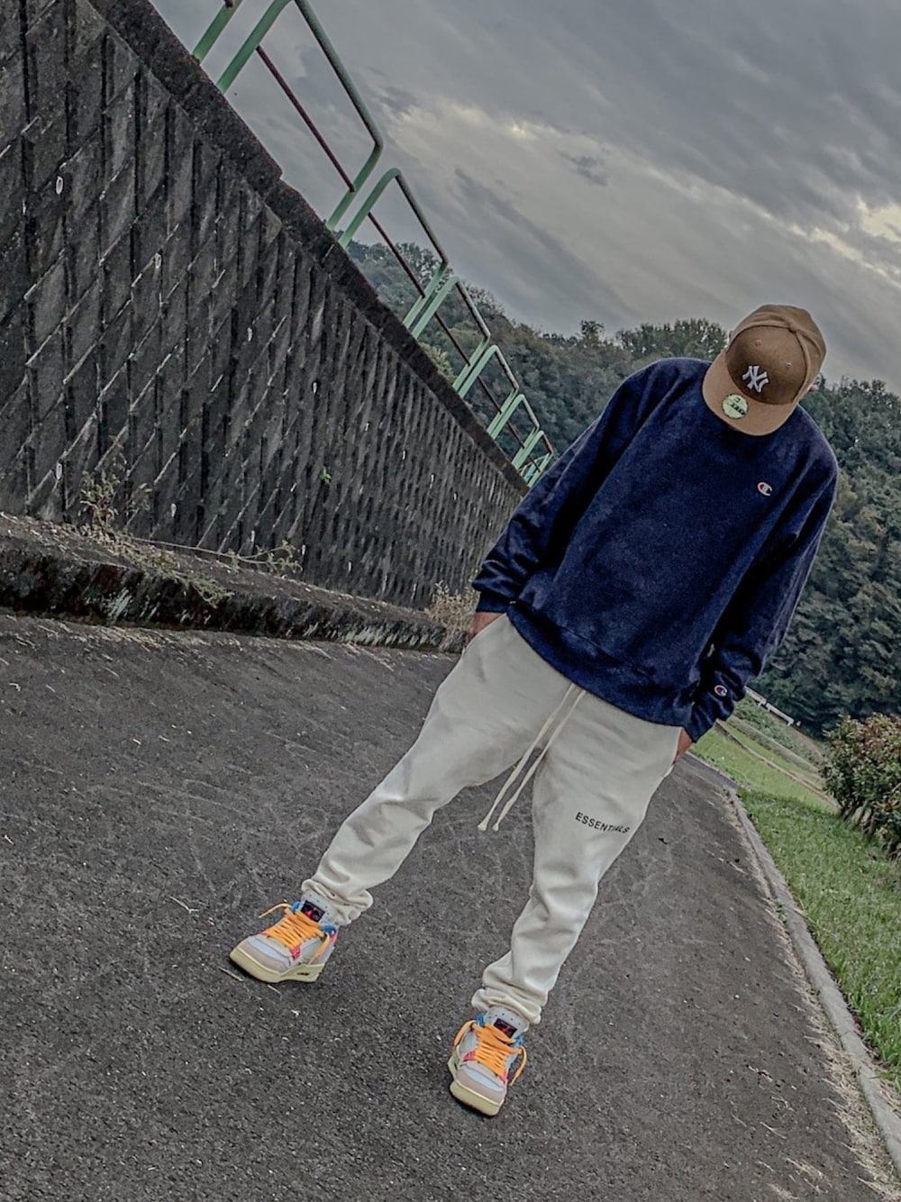 「NEW ERA、Champion、ESSENTIALS、union、unionjordan、jordan4、ストリート、ストリート系、スニーカーコーデ」｜「Championのアイテム（スウェット、ブルー系）」を使った、SHINNØSUKE∞さん（メンズ・175cm）の秋コーディネートの1枚目の写真