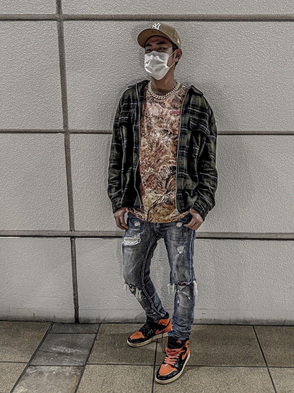 「NEWERA、heronpreston、H&M、mnml、airjordan1、shatteredbackboard、スニーカーコーデ」｜「HERON PRESTONのHeron Preston Printed Cotton-Jersey T-Shirt（Tシャツ/カットソー、ブラウン系）」を使った、SHINNØSUKE∞さん（メンズ・175cm）の秋コーディネートの1枚目の写真