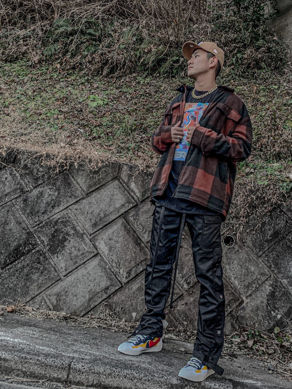 「NEW ERA、heronpreston、ZARA、mnml、sacai、NIKE、ストリート、スニーカー、シャツジャケット、着回しコーデ」｜「HERON PRESTONのHERON PRESTON “OVER HERON COLORS”Tシャツ（Tシャツ/カットソー、ブラック系）」を使った、SHINNØSUKE∞さん（メンズ・175cm）の冬コーディネートの1枚目の写真