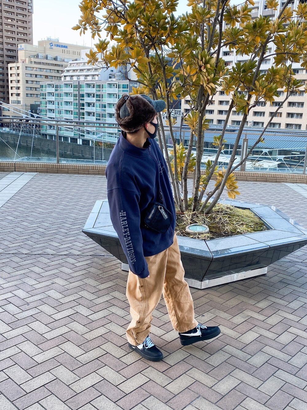 「NIKE、off white、carhartt、HARLEY-DAVIDSON、ハーレーダビッドソン」｜「Harley-Davidsonのアイテム（トップス、ブルー系）」を使った、りゅうさん（メンズ・177cm）の冬コーディネートの1枚目の写真