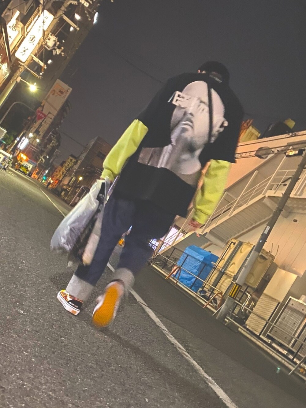 「お洒落さんとつながりたい、ビッグシルエット、デニム、ストリート、ファッションの力を信じよう、MASTER NUMBER、GU、VANS、VANS OLDSKOOL、kuro」｜「KUROのアイテム（デニムパンツ、ブルー系）」を使った、りゅうさん（メンズ・177cm）の冬コーディネートの1枚目の写真