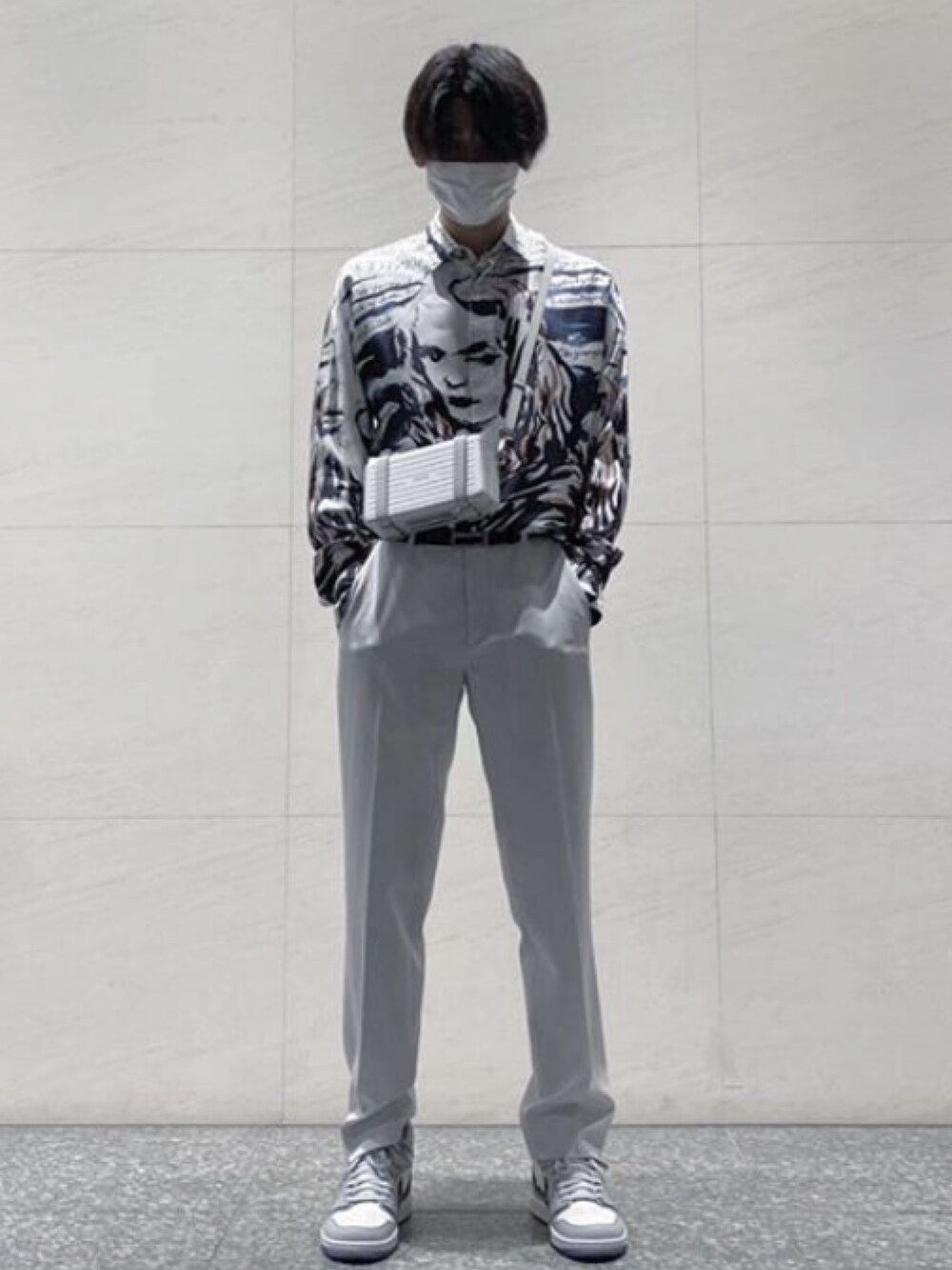 「Dior hommeのアイテム（シャツ/ブラウス、ホワイト系）」を使った、qwertz123456さん（メンズ・182cm）の秋コーディネートの1枚目の写真