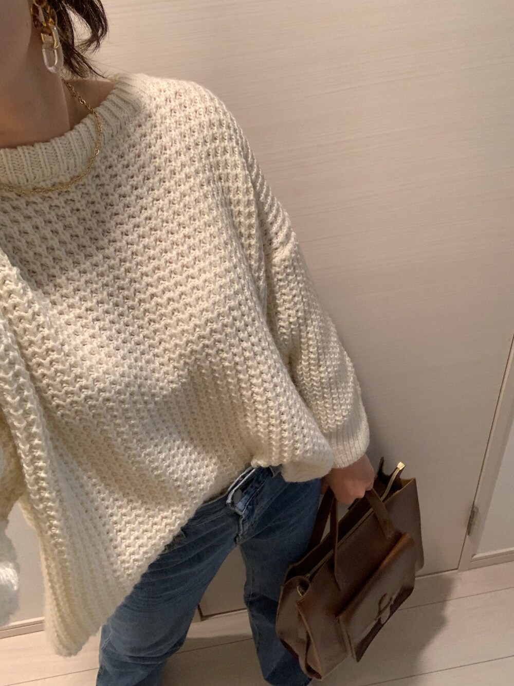 「大人カジュアル、休日スタイル、冬コーデ、outfit、ニットコーデ、デニム、GU、白ニット」｜「J.FERRYのアイテム（ニット/セーター、ホワイト系）」を使った、Aiさん（レディース・165cm）の秋コーディネートの1枚目の写真