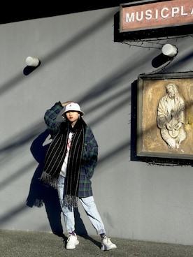 「MSGM（エムエスジーエム）のアイテム（シューズ）」を使った、Schyler Yipさん（レディース・165cm）の冬コーディネート
