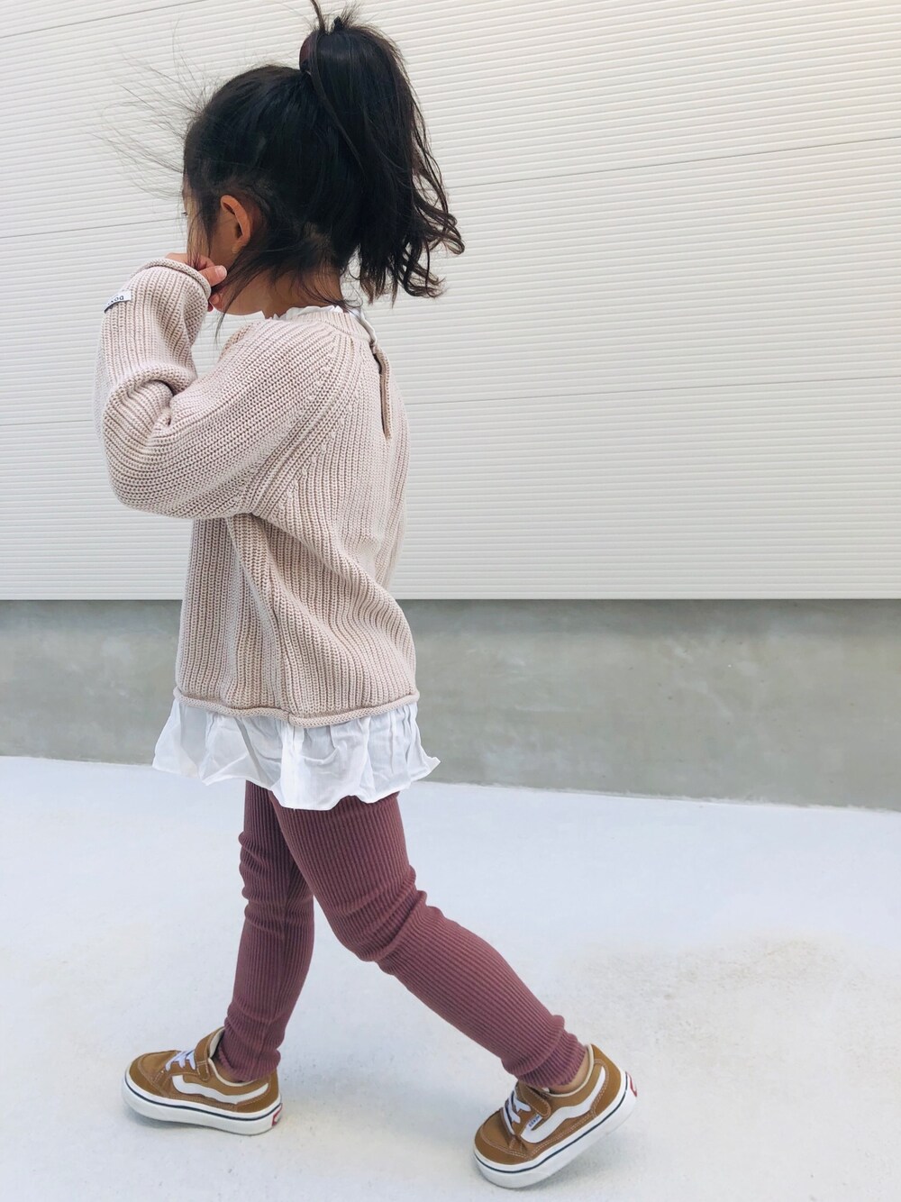 「リブレギンス、レイヤードスタイル、ニットワンピース、秋のコーデ、VANS、海外子ども服、インポート」｜「no brandのDonsje/Flossy Sweater(2colors)（ニット/セーター、その他）」を使った、oto/ao さん（キッズ・110cm）の秋コーディネートの1枚目の写真