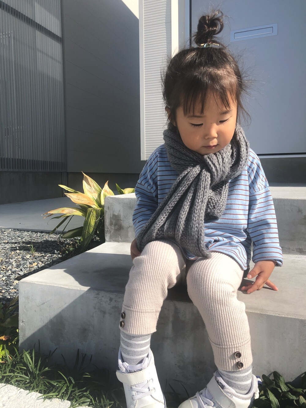 「レギンス、レギンスコーデ、ボーダーTシャツ、ブラウン×ブルー、コンバース、マフラー、ニットマフラー」｜「no brandのReve/knit Scarf(3colors)（マフラー、その他）」を使った、oto/ao さん（キッズ・90cm）の秋コーディネートの1枚目の写真