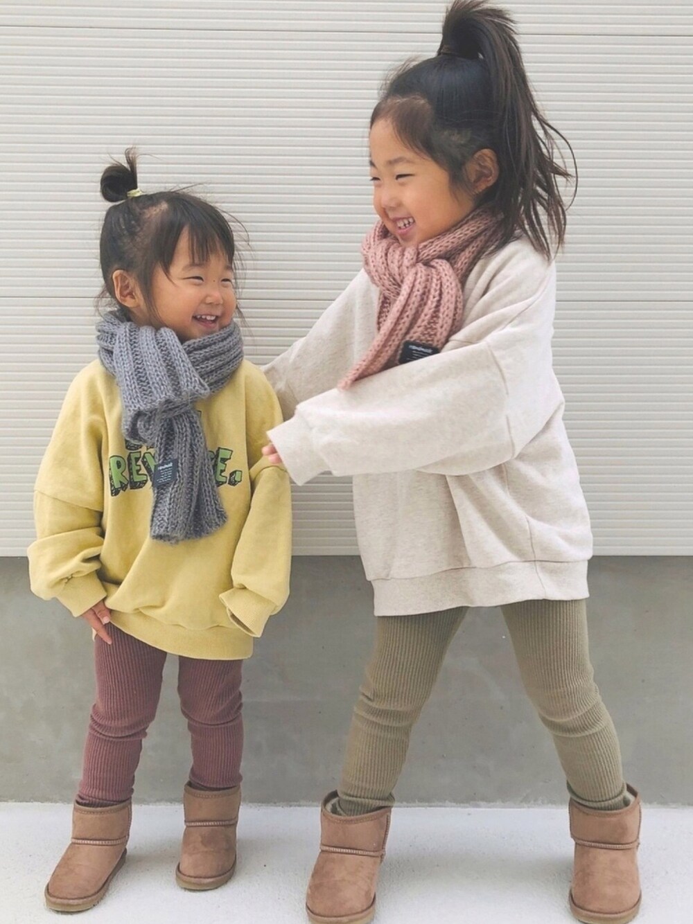 「オーバーサイズ、ゆるコーデ、トレーナー、トレーナー×レギンス、レギンスコーデ、ムートンブーツ、秋コーデ」｜「no brandのBEST REVENGE sweatshirt（スウェット、その他）」を使った、oto/ao さん（キッズ・110cm）の秋コーディネートの1枚目の写真