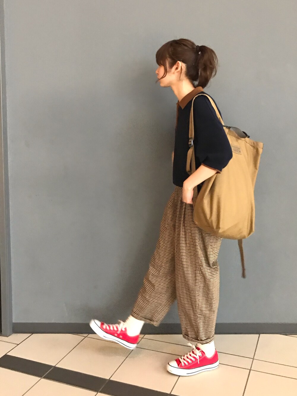「ブラックコーデ、チェックパンツ、コンバース、メンズライク」｜「cepoのハイショク半袖ニットポロ（ポロシャツ、ブルー系）」を使った、橋下美好さん（レディース・158cm）の夏コーディネートの1枚目の写真