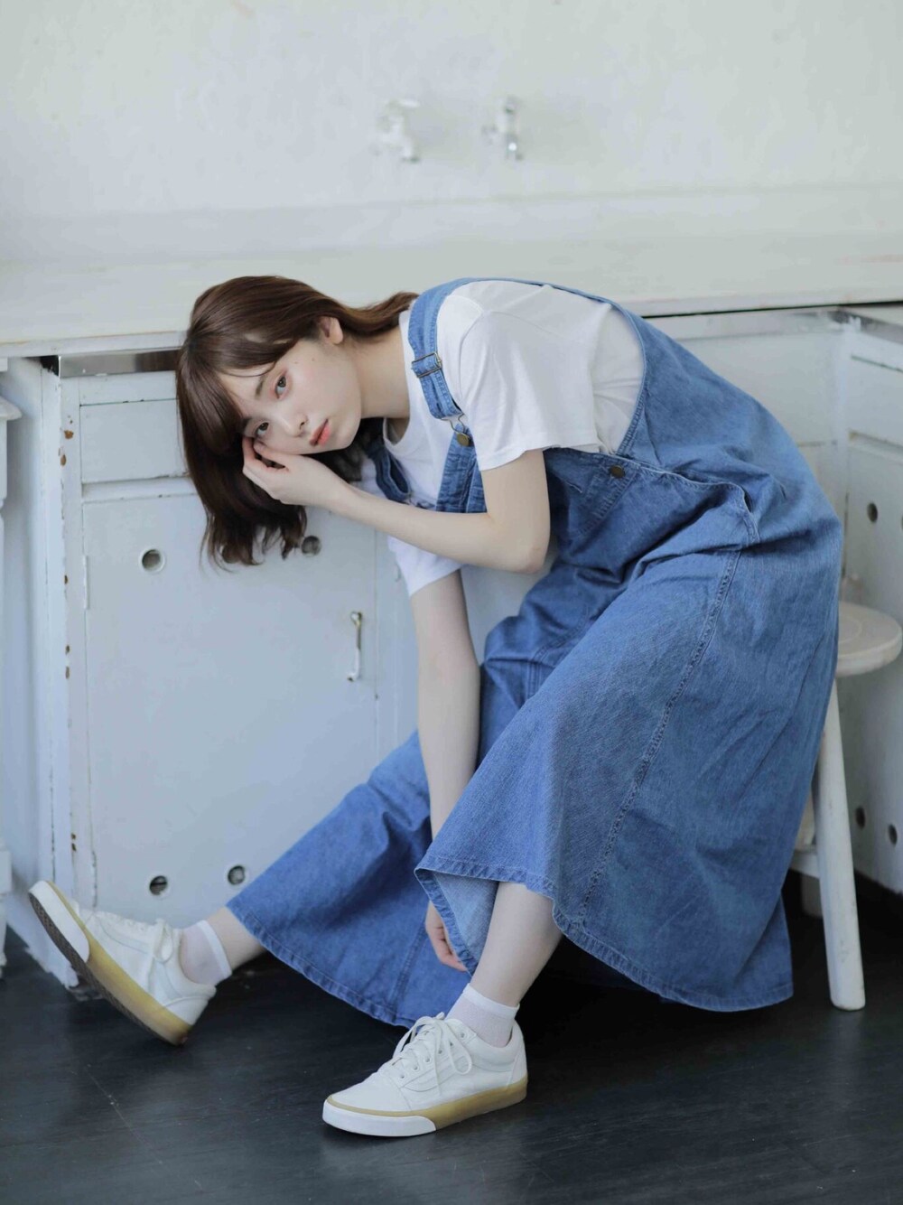 「デニムワンピース、サロペットスカート、サロペット、カジュアル、シンプル」｜「BEAMSのwiffle × BEAMS / 別注 Kermit 1point Tシャツ 19SS（Tシャツ/カットソー、ホワイト系）」を使った、橋下美好さん（レディース・157cm）の夏コーディネートの1枚目の写真