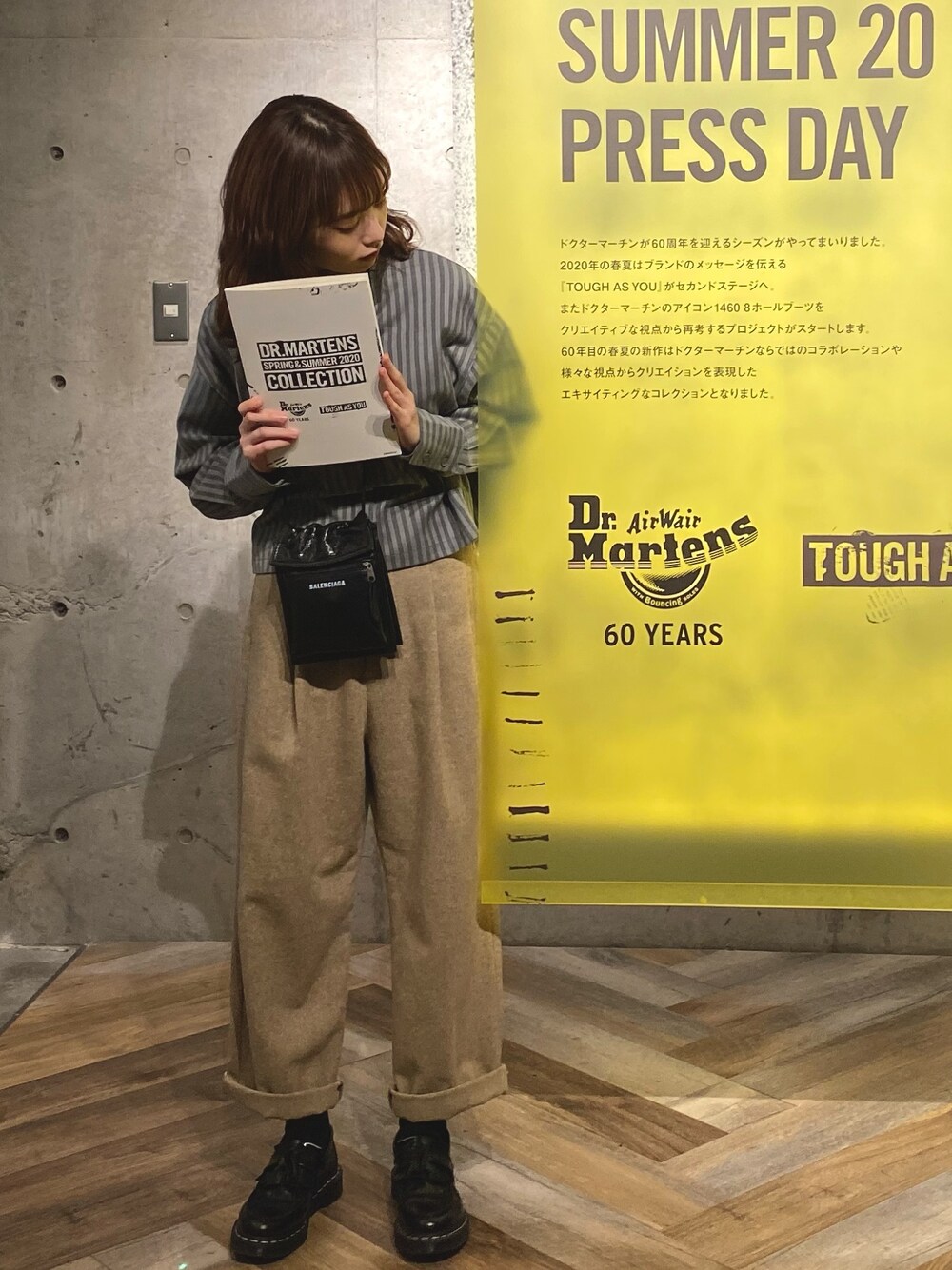 グレー系のシャツ/ブラウス、ベージュ系のその他パンツ、ブラック系のローファーを着用したレディースの秋コーディネートの1枚目の写真