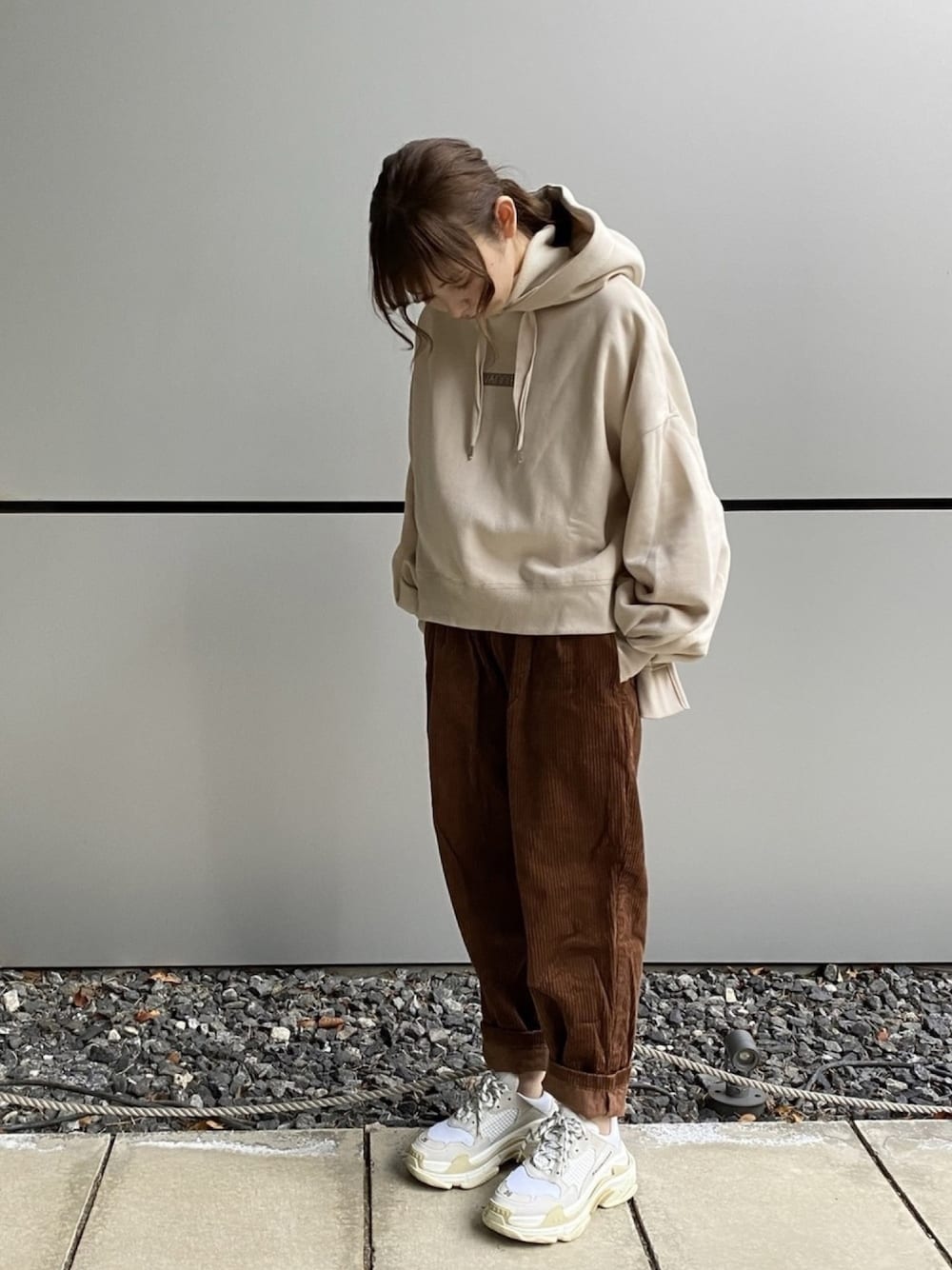 「Vannie U、ヴァニーユー、PR、ZOZOでしか買えない」｜「VANNIE UのVANNIE U　たぽ袖ロゴアシメパーカー（パーカー、ベージュ系）」を使った、橋下美好さん（レディース・158cm）の冬コーディネートの1枚目の写真