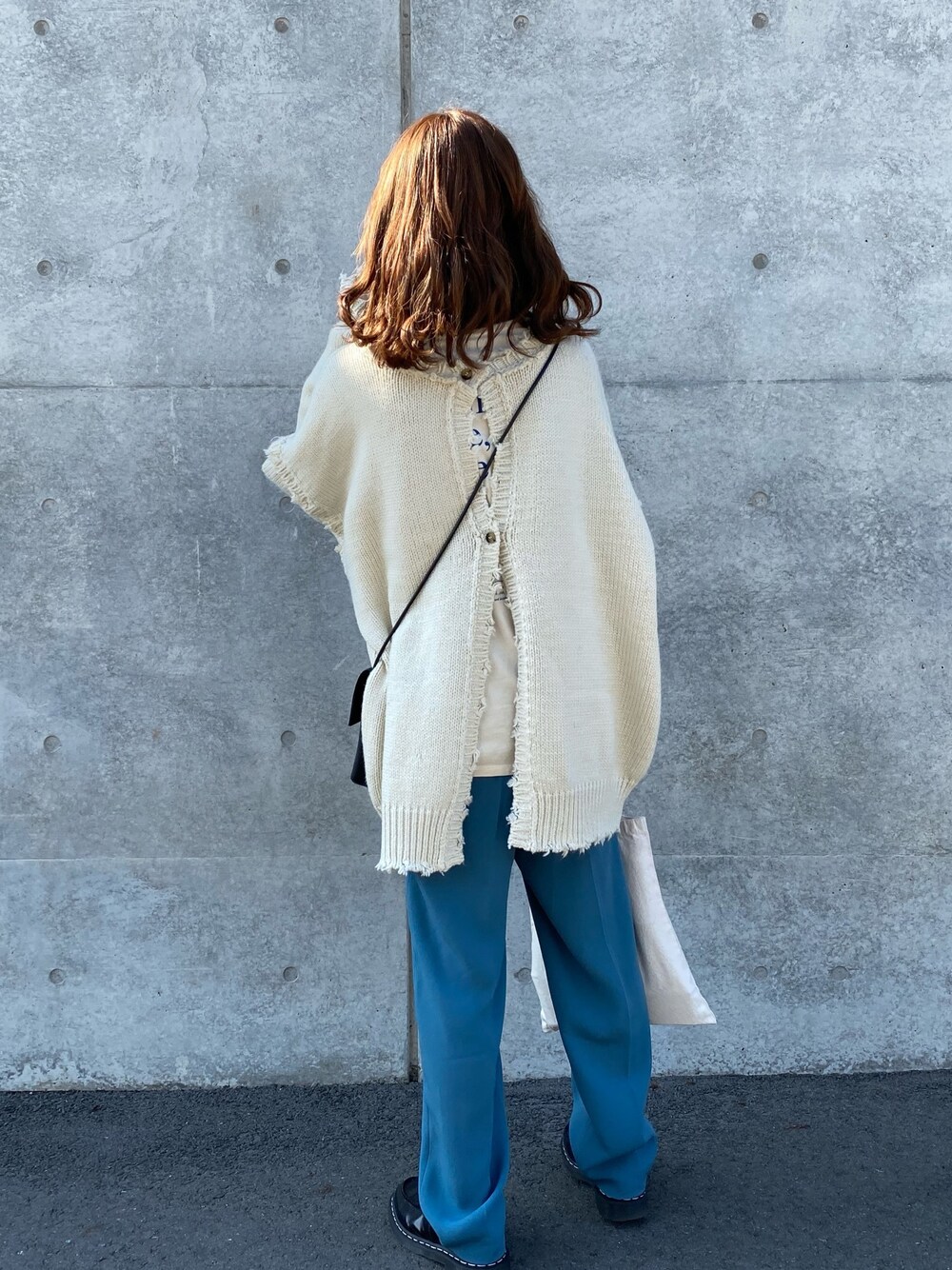 「WHO'S WHO galleryのスーパービッグダメージマルチウェイニット/バックスリットデザイン（ニット/セーター、ホワイト系）」を使った、橋下美好さん（レディース・160cm）の冬コーディネートの1枚目の写真