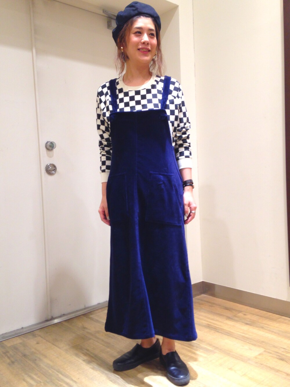 「お仕事コーデ、ライトオン(Right-on)、ライトオンスタッフ、ネイビー、ブロックチェック」｜「Levi'sのアイテム（スウェット、ブラック系）」を使った、tachanさん（レディース・166cm）の秋コーディネートの1枚目の写真