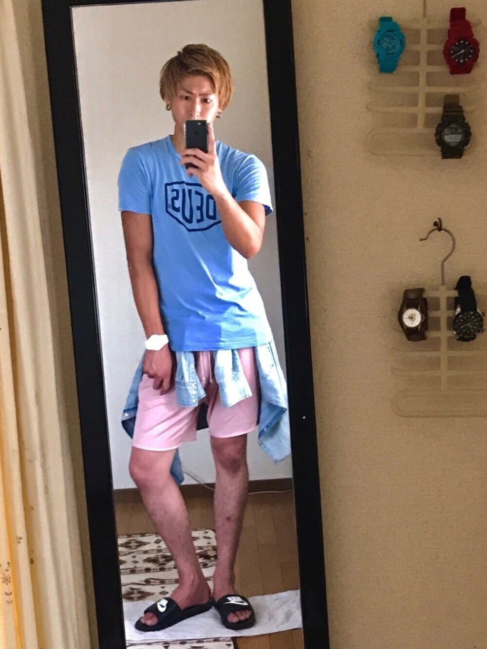 ブルー系のTシャツ/カットソー、ブルー系のシャツ/ブラウス、ピンク系のパンツを着用したメンズの秋コーディネートの1枚目の写真
