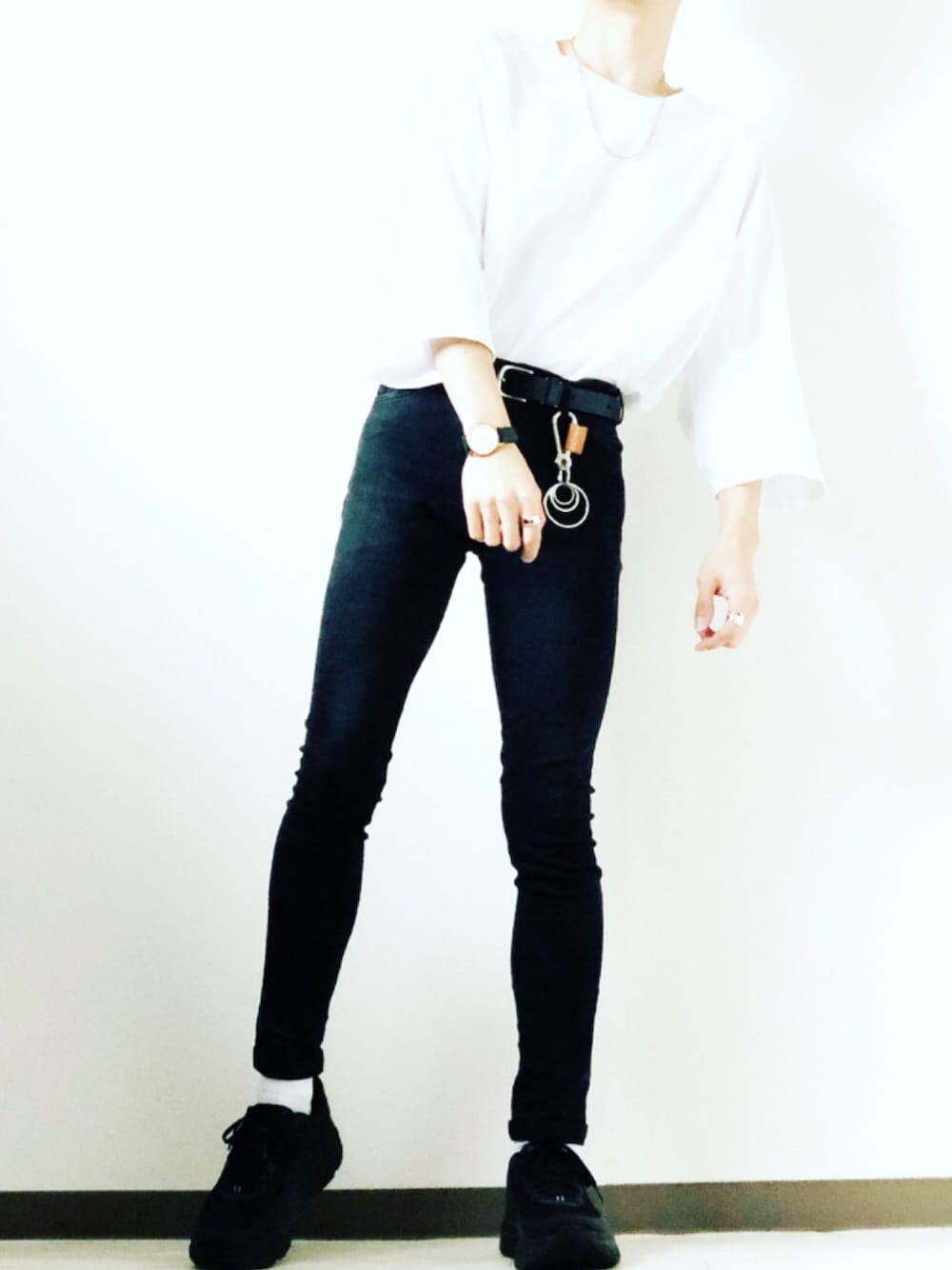 「夏コーデ、ビッグT、黒スキニー、タックイン、ダッドスニーカー、ホカオネオネ、キーリング、Hender Scheme」｜「SENSE OF PLACE by URBAN RESEARCHのエクストラルーズTシャツ(5分袖)（Tシャツ/カットソー、ホワイト系）」を使った、hikaruさん（メンズ・173cm）の夏コーディネートの1枚目の写真