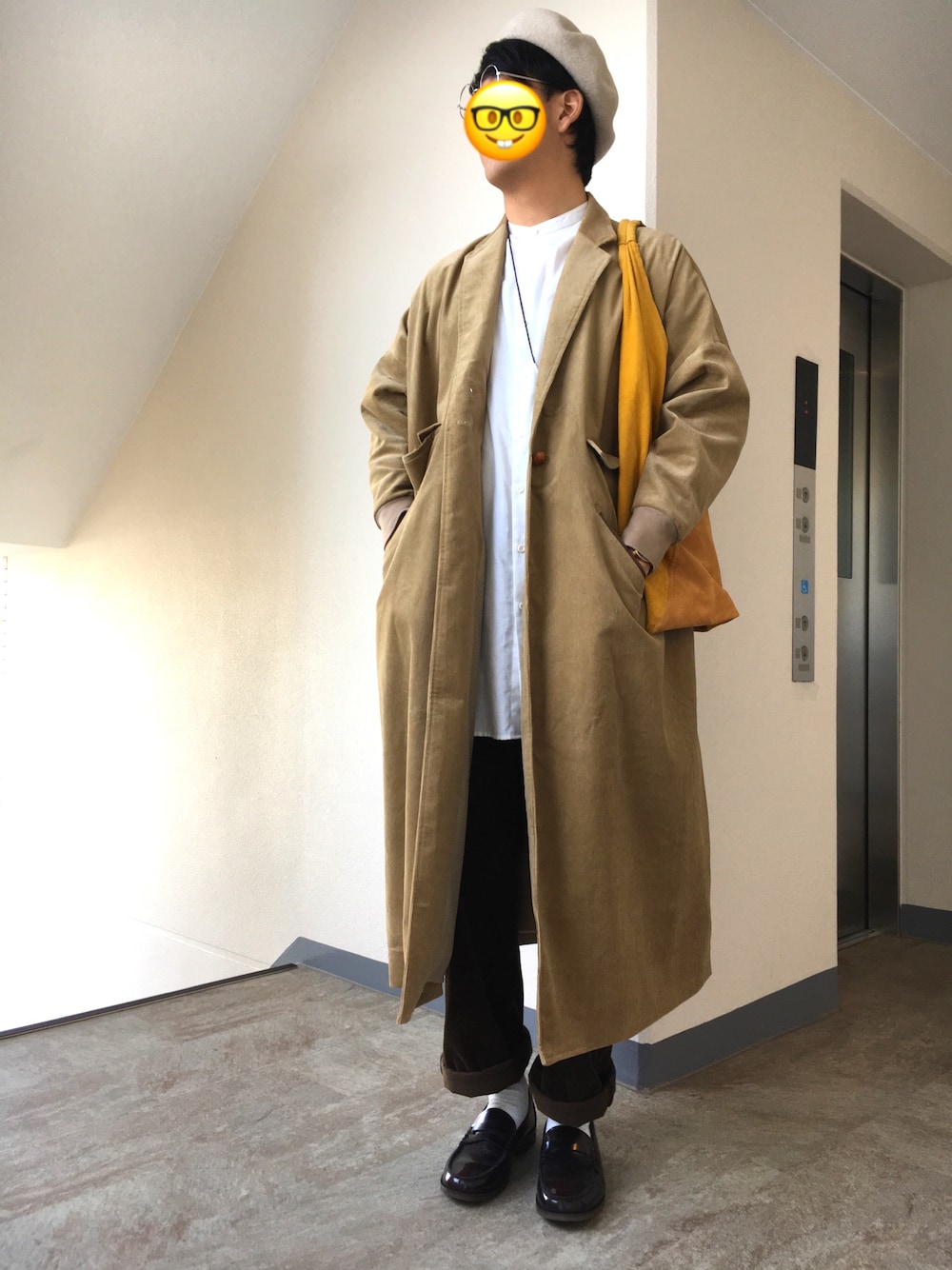 「コーデュロイパンツ、コーデュロイコート、コーデュロイジャケット、ノーカラーシャツ、ロングシャツ、ワントーンコーデ、ベレー帽、ベレー帽男子」｜「STORAMAのキュレーターコーデュロイコート（チェスターコート、ベージュ系）」を使った、くろぶちさん（メンズ・182cm）の秋コーディネートの1枚目の写真