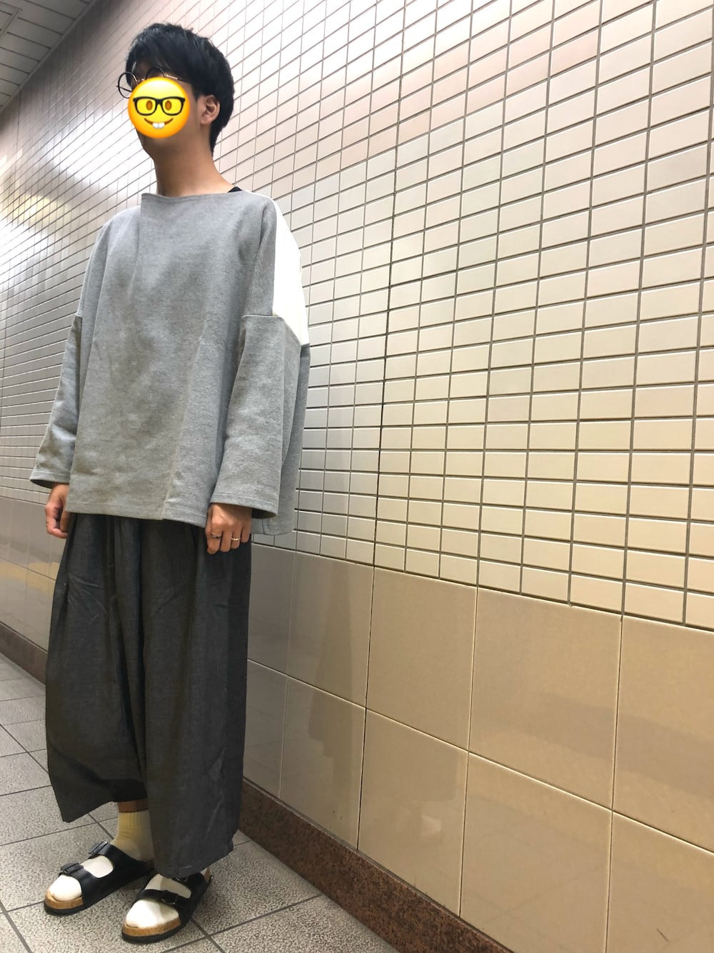 「ビッグシルエット、サルエルパンツ、鬼サルエル、スーパービッグ、丸メガネ、ストリートMIX、ストリート、だぼだぼ」｜「NOISE MAKERのNOISE刺繍切替ボートネック(第2弾)（スウェット、グレー系）」を使った、くろぶちさん（メンズ・182cm）の春コーディネートの1枚目の写真