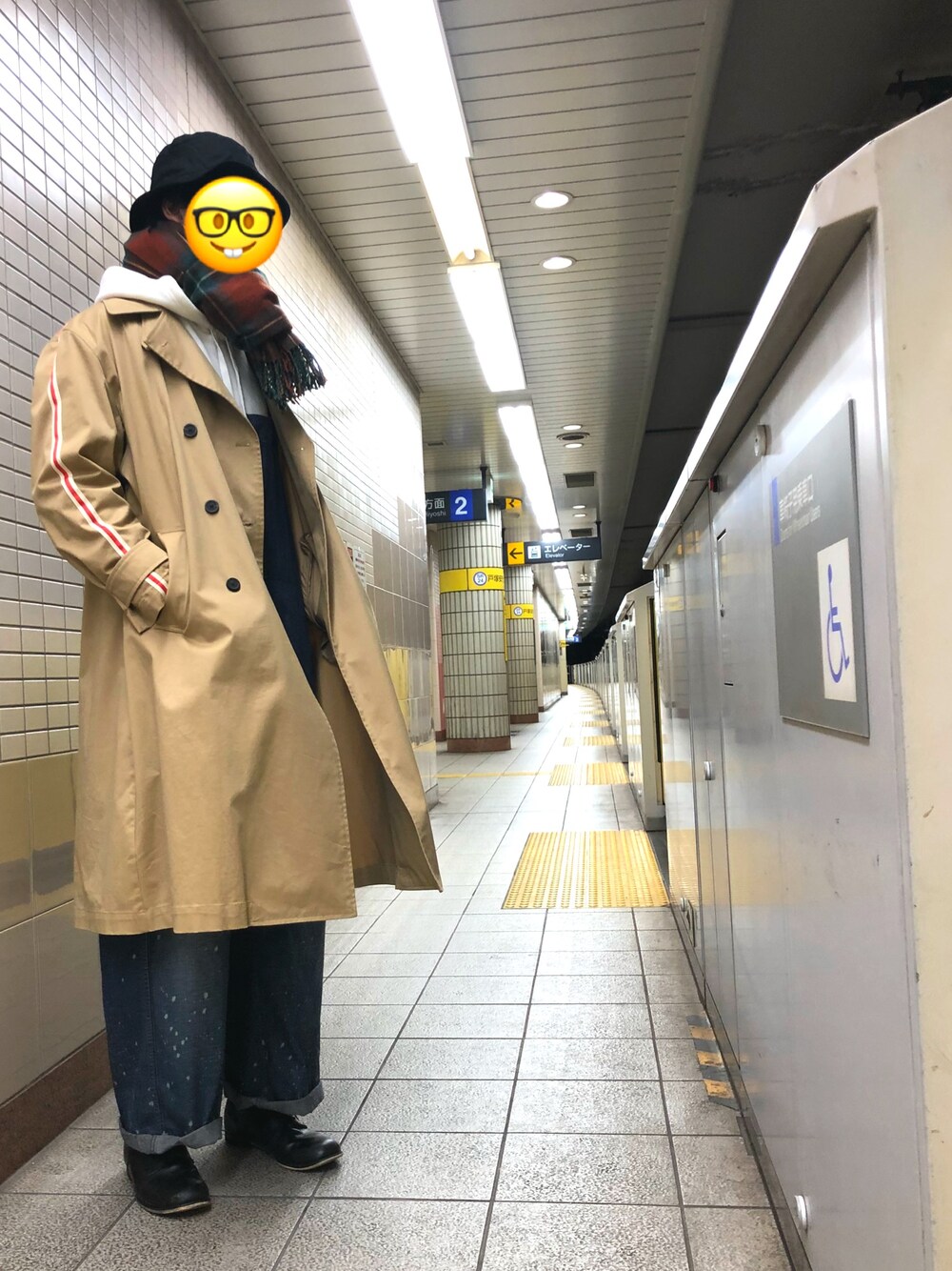 「休日スタイル、オーバーオール、つなぎ、サロペット、トレンチコート、ZARA、ジョンブル　プライベート　ラボ(Johnbull Private labo)、ジョンブル、パーカー、オーバーサイズ」｜「ZARAのアイテム（トレンチコート、ベージュ系）」を使った、くろぶちさん（メンズ・182cm）の冬コーディネートの1枚目の写真