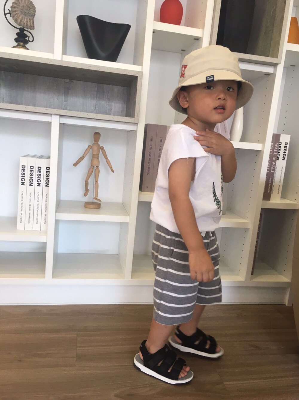 「XLARGE KIDSのアイテム（キャップ、ベージュ系）」を使った、hsuanlinさん（キッズ・100cm）の夏コーディネートの1枚目の写真