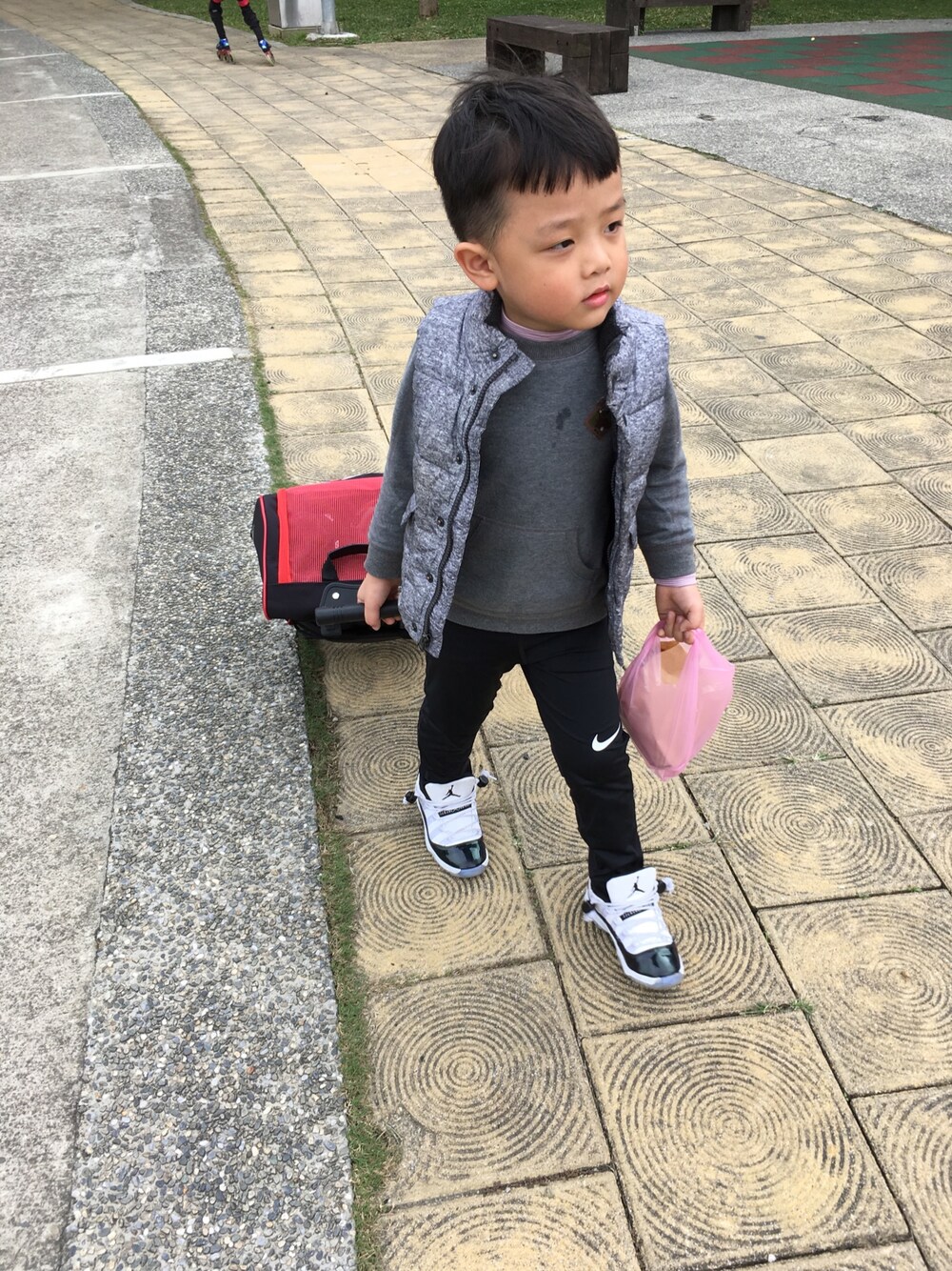 「GAPのアイテム（ダウンベスト、グレー系）」を使った、hsuanlinさん（キッズ・110cm）の冬コーディネートの1枚目の写真