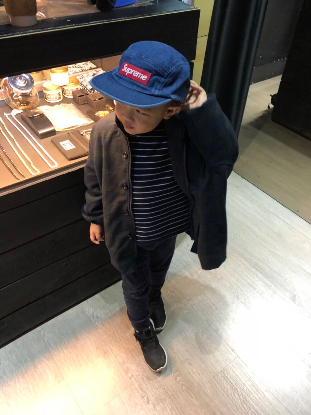 「Supreme のアイテム（帽子、ブルー系）」を使った、hsuanlinさん（キッズ・110cm）の冬コーディネートの1枚目の写真