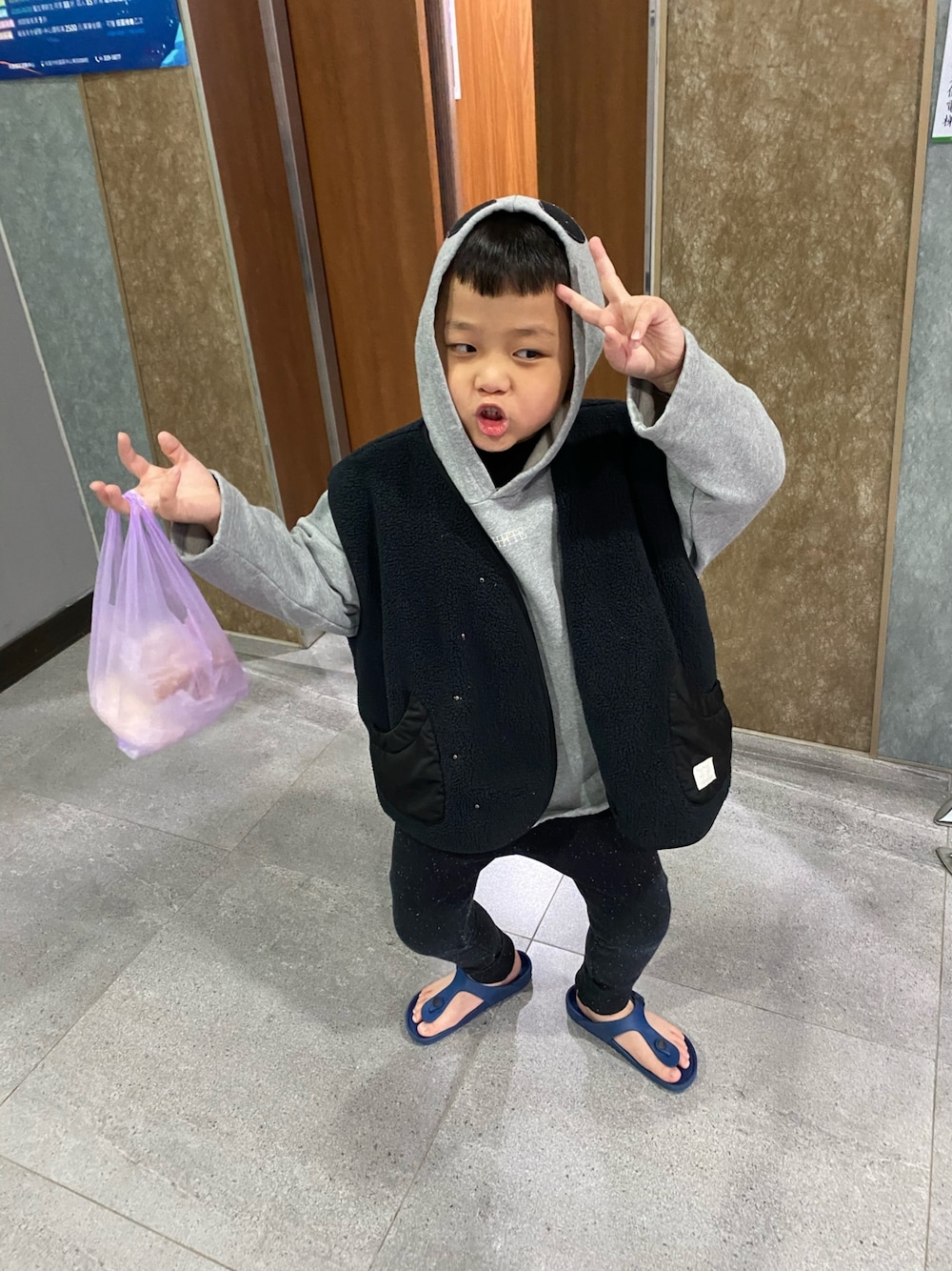 「WHITEのアイテム（ダウンベスト、ブラック系）」を使った、hsuanlinさん（キッズ・110cm）の春コーディネートの1枚目の写真
