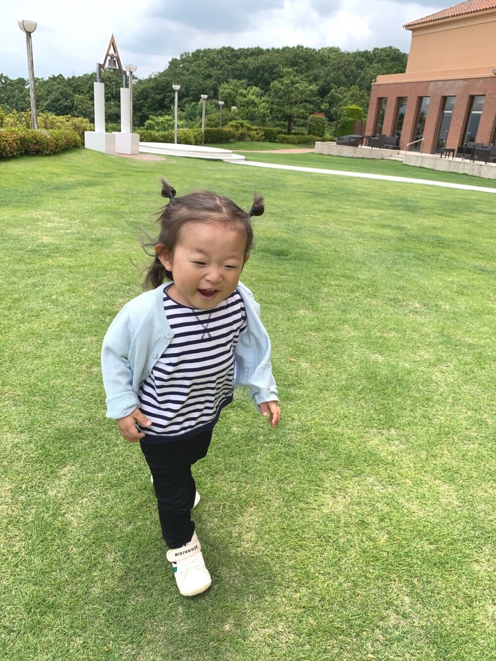 「キッズファッション、セリーヌ、H&M、ボーダートップス、1歳半男の子」｜「CELINEのアイテム（カーディガン/ボレロ、ブルー系）」を使った、弓月さん（キッズ・80cm）の夏コーディネートの1枚目の写真