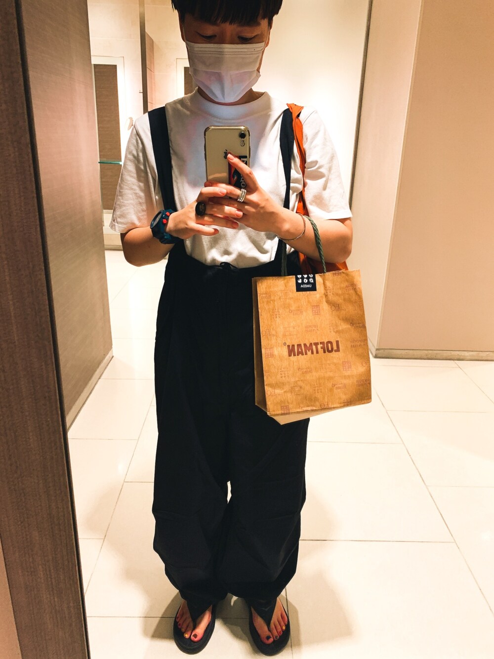 「BEAMS BOYのBEAMS BOY / US ARMY オーバー パンツ（カーゴパンツ、ブルー系）」を使った、yukaさん（レディース・164cm）の秋コーディネートの1枚目の写真