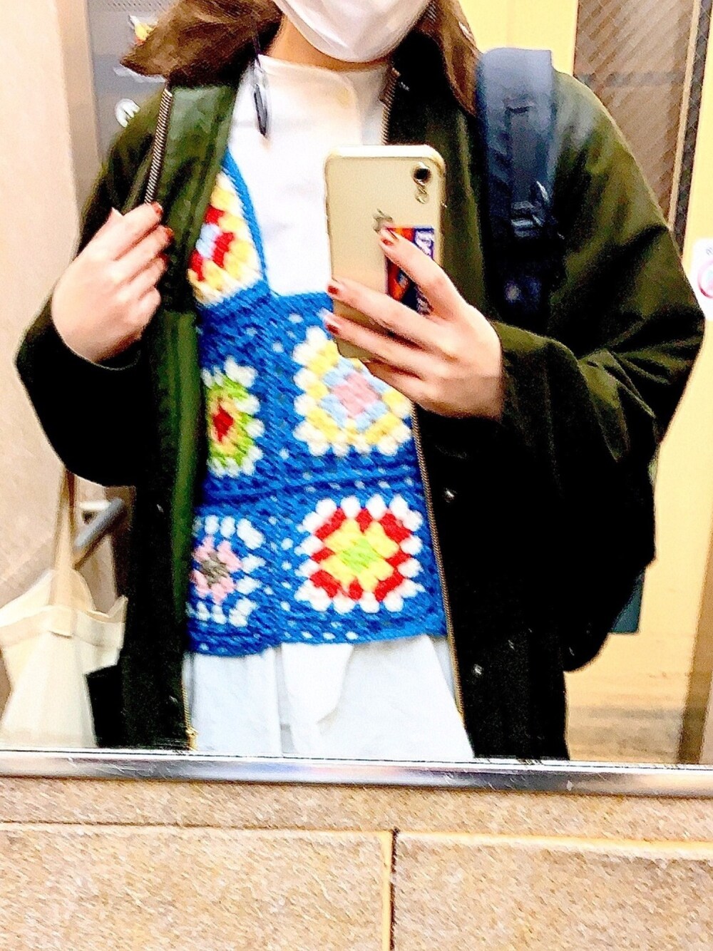 「モチーフベスト、手作り」｜「BEAMS BOYのBarbour × BEAMS BOY / 別注 Balvenie Jacket（その他アウター、グリーン系）」を使った、yukaさん（レディース・164cm）の春コーディネートの1枚目の写真
