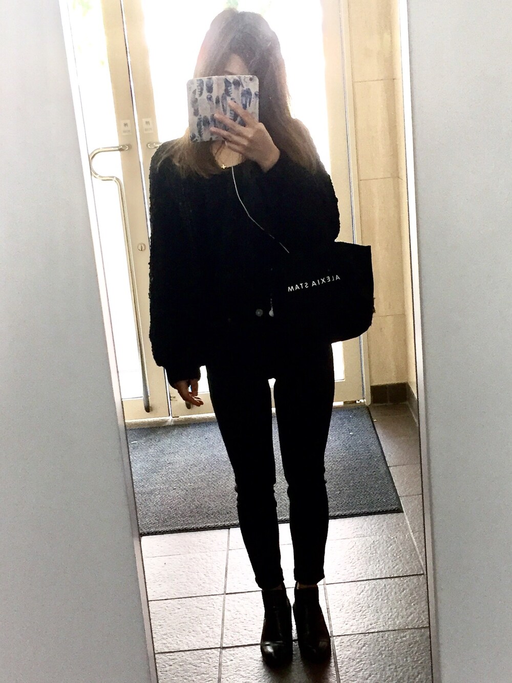 「秋コーデ、black、ショートブーツ、EMODA、モヘアニット、ハイウエストスキニー、ハイウエスト、シンプル、moussy、ざっくりニット」｜「MOUSSYのアイテム（その他パンツ、ブラック系）」を使った、kaworinさん（レディース・158cm）の秋コーディネートの1枚目の写真