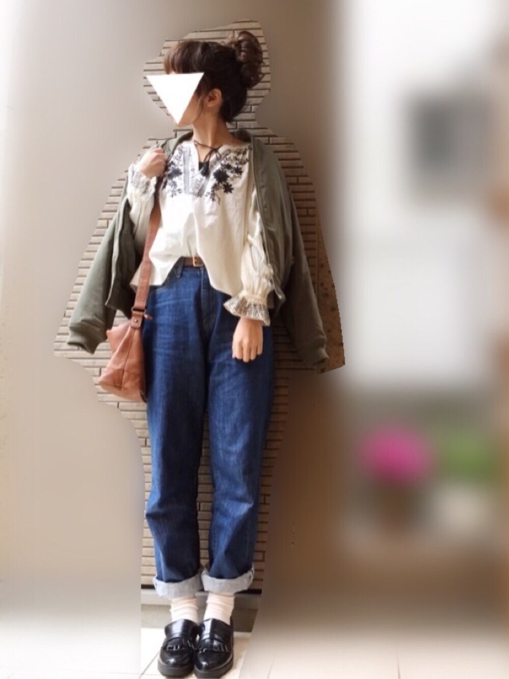 「刺繍ブラウス、刺繍、カジュアル、MA-1、ブラウス、ローファー、テーパードパンツ」｜「ikkaの中綿入りMA-1                      （MA-1、グリーン系）」を使った、maho...さん（レディース・160cm）の冬コーディネートの1枚目の写真