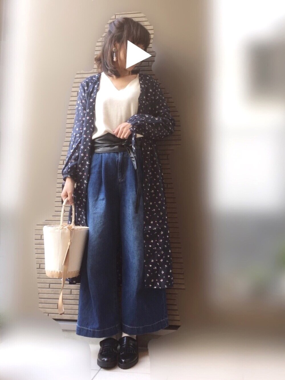 「カジュアルコーデ、花柄ワンピース、花柄、はるコーデ、ローファー、デニムワイドパンツ、デニム、シンプル、バギーパンツ」｜「ikkaの【先行予約】フラワープリントコートワンピース（シャツワンピース、ブルー系）」を使った、maho...さん（レディース・160cm）の春コーディネートの1枚目の写真