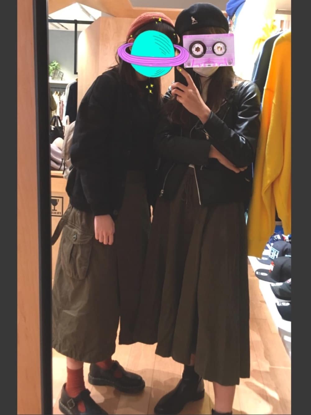 「双子コーデ、simple、Dr.Martens、niko and ...、KANGOL、友達、MUJI、黒、緑、MIDWEST」｜「MIDWESTのアイテム（スカート、グリーン系）」を使った、☀︎さん（レディース・155cm）の春コーディネートの1枚目の写真