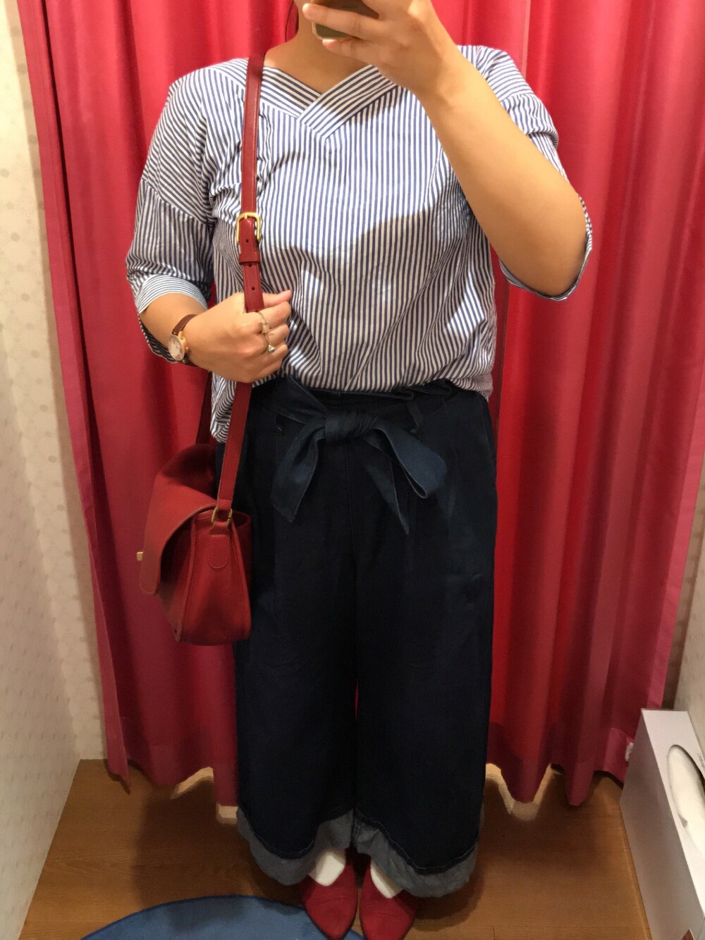 「ぽっちゃり、てゆーかでぶです、ラファコーデ、赤パンプス、ワイドデニム、old coach、ストライプシャツ、まとめ髪、秋なのに夏っぽい」｜「不明ですー！のアイテム（シャツ/ブラウス、ブルー系）」を使った、むむむさん（レディース・153cm）の秋コーディネートの1枚目の写真