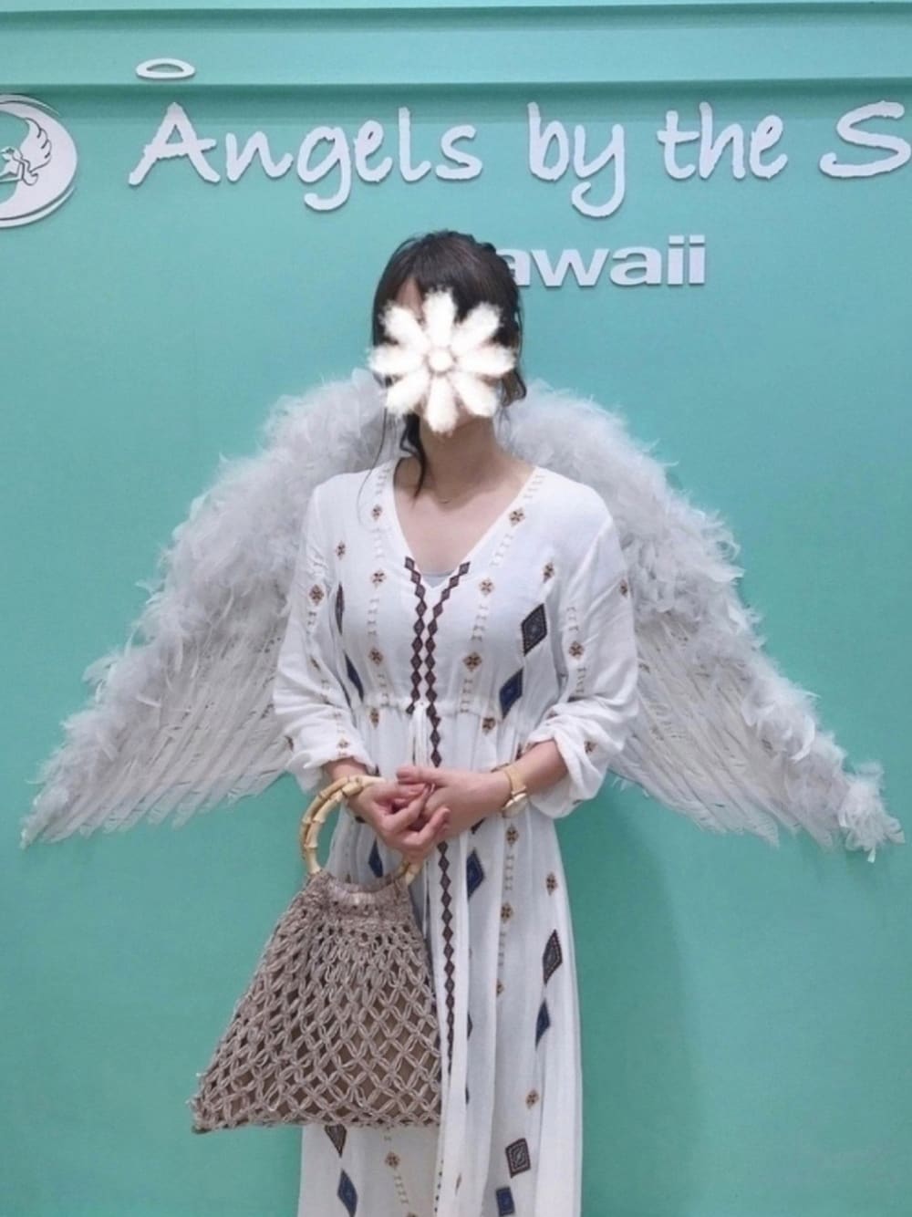 「休日スタイル、オトナ女子、ワンピース、旅行、ハワイ、angels by the sea、ロングワンピース、刺繍ワンピース、刺繍」｜「Bou Jeloudの【ＷＥＢ限定】刺繍ロングワンピース（ワンピース、ホワイト系）」を使った、✿anemone✿さん（レディース・160cm）の冬コーディネートの1枚目の写真