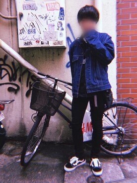 「niko and...（ニコアンド）のリバーシブルサコッシュ（ショルダーバッグ）」を使った、みはるさん（メンズ・169cm）の春コーディネート