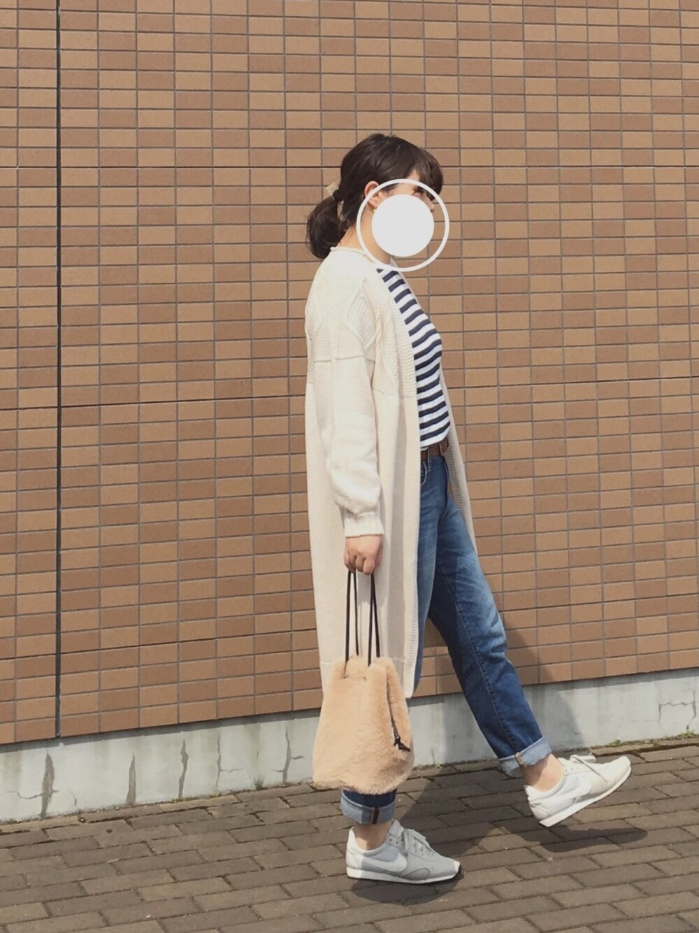 「きれいめカジュアル、春コーデ、アイボリー、春ニット、ボーダー、しましま、デニムパンツ、スニーカー、ファーバッグ、カジュアル」｜「studio CLIPの5ゲージ求心柄カーディガン（カーディガン/ボレロ、ベージュ系）」を使った、s uさん（レディース・159cm）の春コーディネートの1枚目の写真