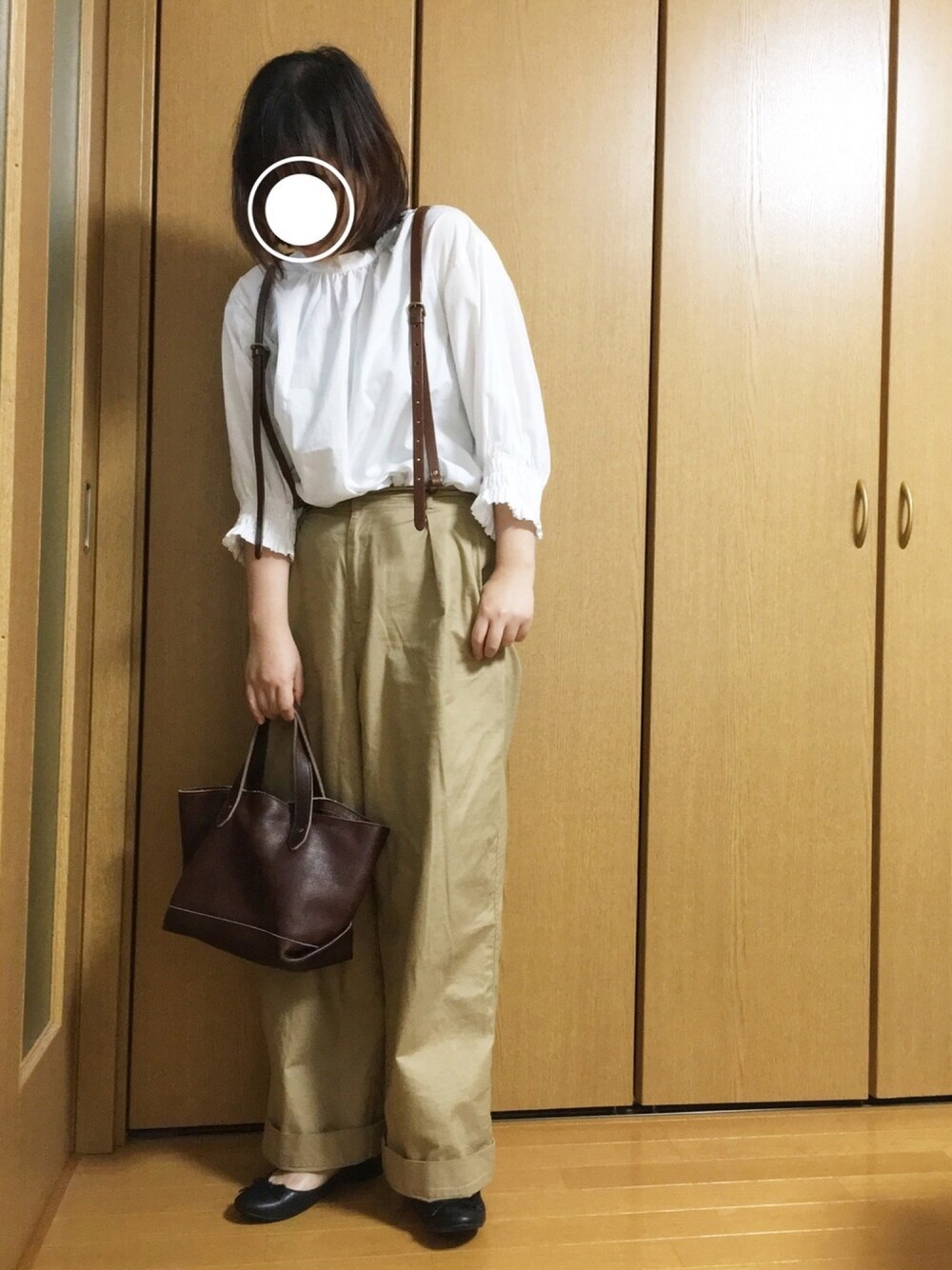 「白ブラウス、チノパン、ワイドパンツ、バレエシューズ、サスペンダー、休日スタイル、秋服、秋のコーデ、UNIQLO、シンプル」｜「UNIQLOのアイテム（シャツ/ブラウス、ホワイト系）」を使った、s uさん（レディース・160cm）の秋コーディネートの1枚目の写真