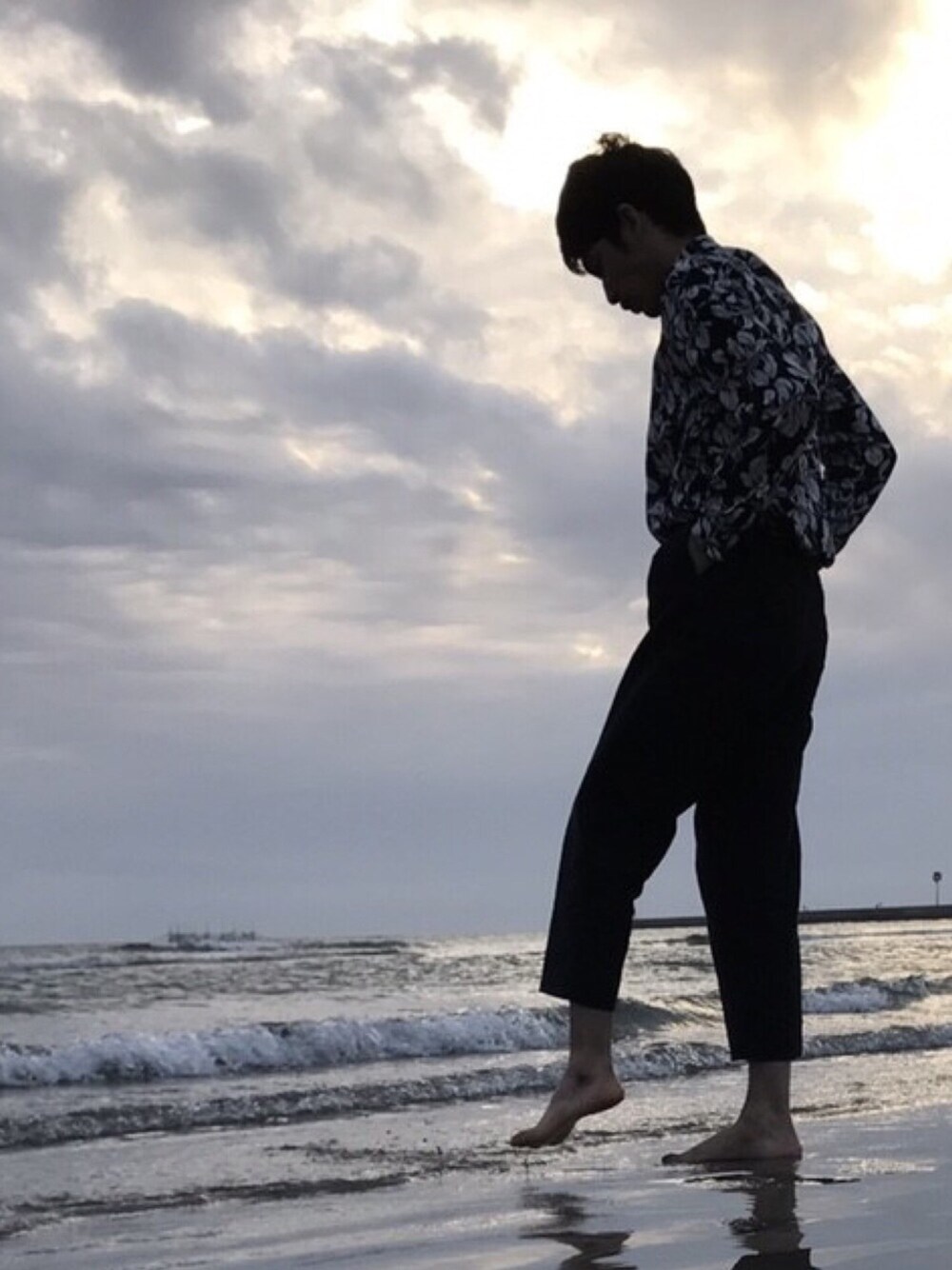 「ootd、flower、floral、beach、ZARAMAN 、wide、ゆらゆら、レーヨンシャツ」｜「ZARAのアイテム（シャツ/ブラウス、ブラック系）」を使った、リッキーさん（メンズ・170cm）の春コーディネートの1枚目の写真