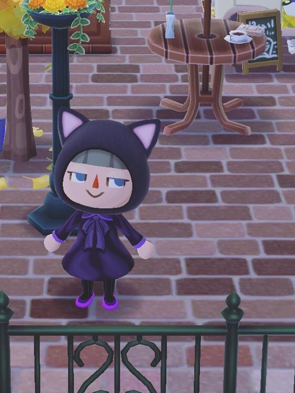 「ポケ森」｜「まじょのローブのアイテム（ワンピース、パープル系）」を使った、くろぶちさん（レディース・160cm）の秋コーディネートの1枚目の写真