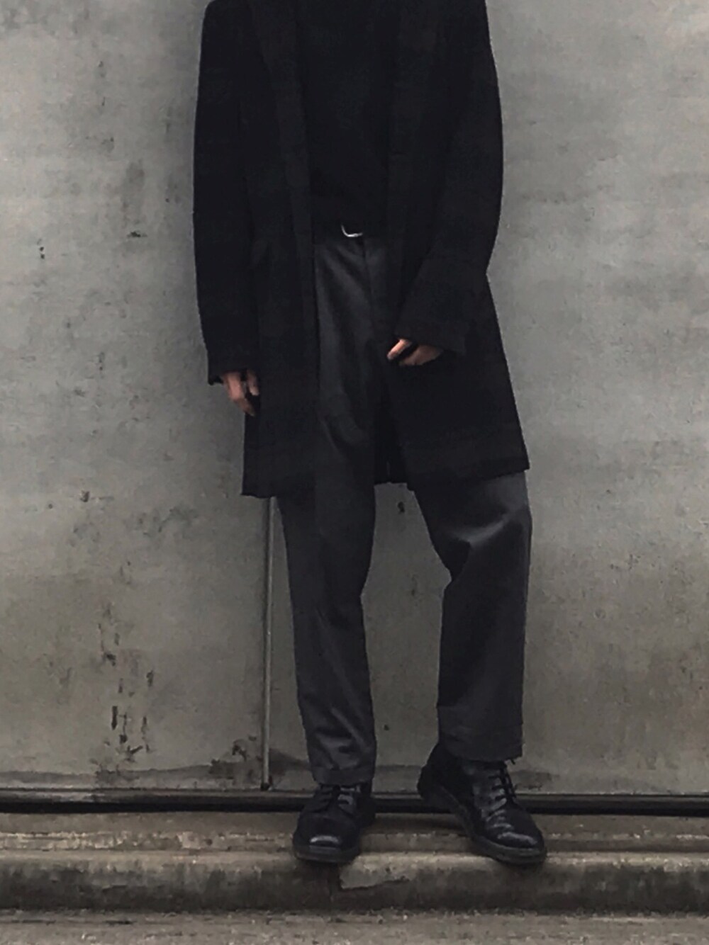 「シンプルコーデ、お洒落さんとつながりたい、休日スタイル、キレイめ、革靴、Dr.Martens、モノトーン、シンプル、黒、いいね、save、フォローお願いします🤑」｜「Dr. MartensのDr.Martens / 1460 8EYEBOOT_mtn（ブーツ、ブラック系）」を使った、岩田 乾さん（メンズ・166cm）の春コーディネートの1枚目の写真