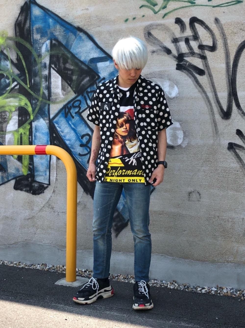 「デニム、シャツ、Tシャツ、大人カジュアル、ヒステリックグラマー、白髪、初春におすすめ」｜「HYSTERIC GLAMOURのUSED加工ISKOデニム スリムパンツ（デニムパンツ、ブルー系）」を使った、らいさん（メンズ・166cm）の春コーディネートの1枚目の写真