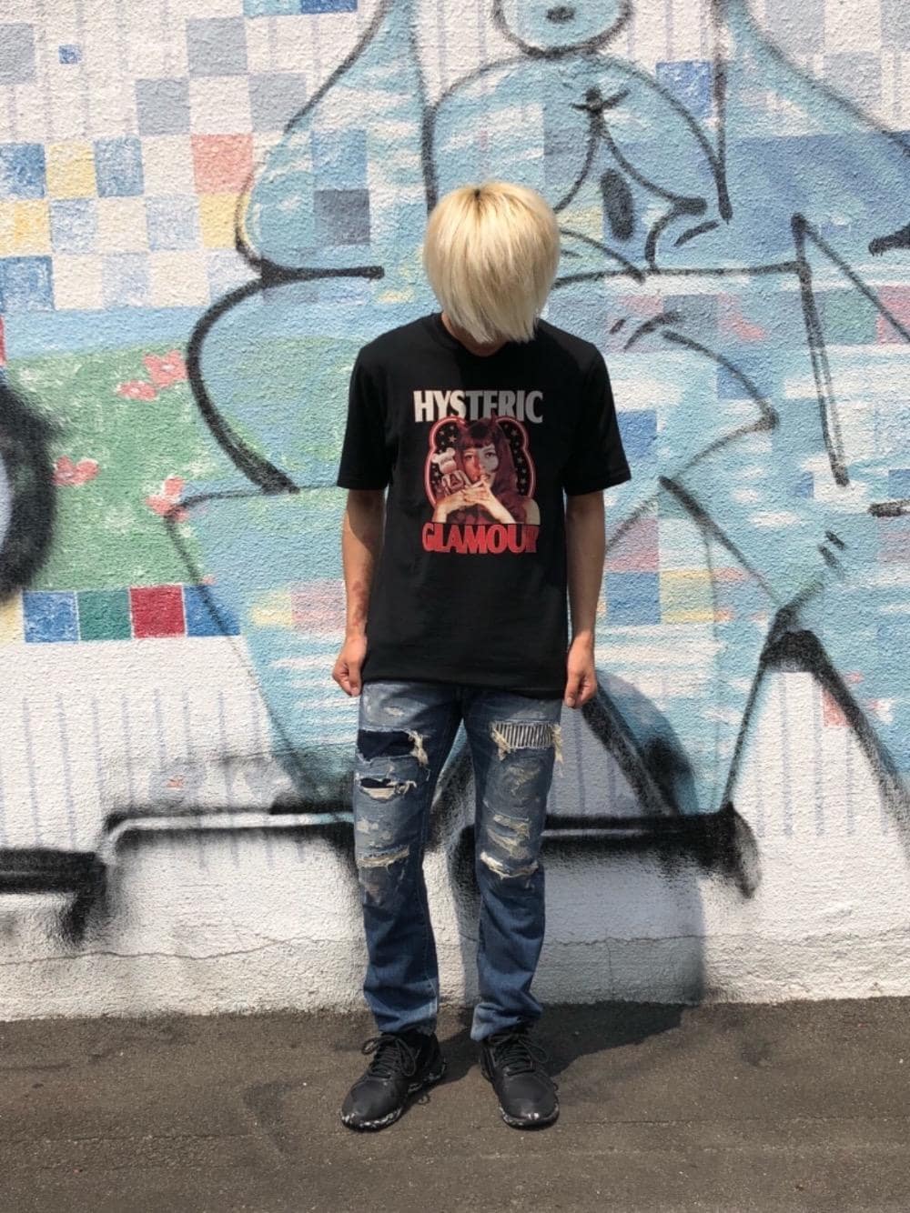 「デニム、カジュアル、ロック、コラボ、Tシャツ、Hysteric Glamour、ヒステリックグラマー」｜「HYSTERIC GLAMOURのRSM加工デニムスリムストレートパンツ（デニムパンツ、ブルー系）」を使った、らいさん（メンズ・166cm）の夏コーディネートの1枚目の写真