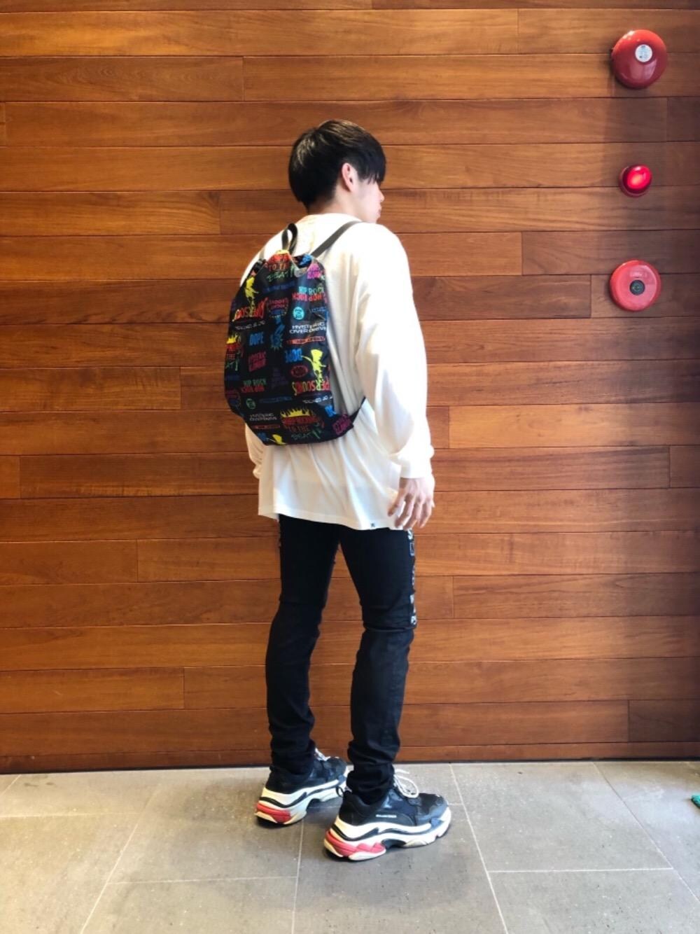 「Hysteric Glamour、ヒステリックグラマー」｜「HYSTERIC GLAMOURのLOGO PATCH ストレッチチノスリムパンツ【8T3】（チノパンツ、ブラック系）」を使った、らいさん（メンズ・168cm）の秋コーディネートの1枚目の写真
