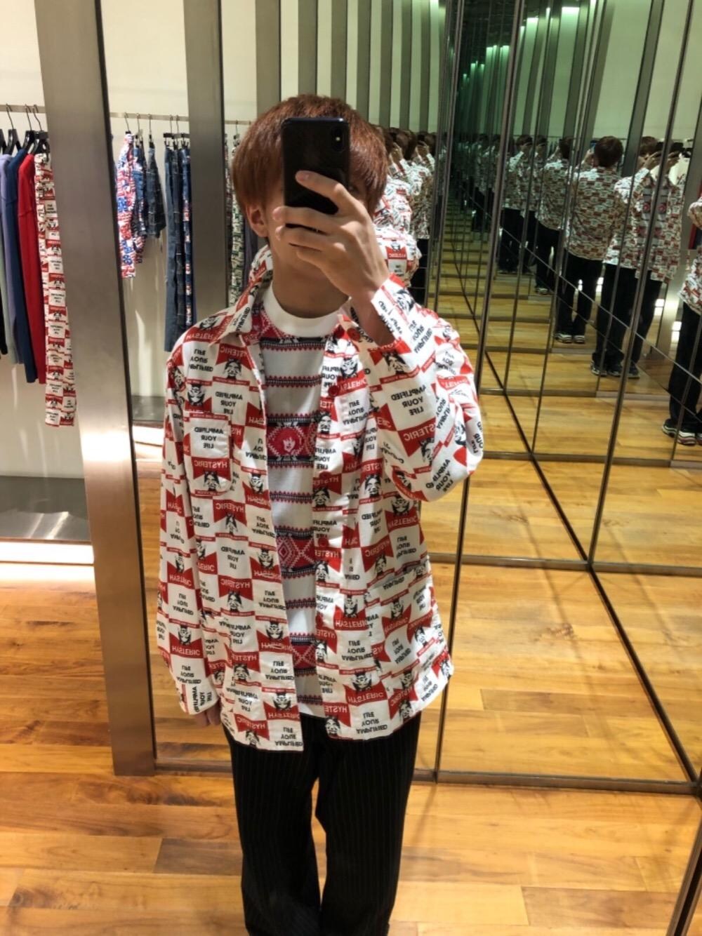 レッド系のカバーオール、ホワイト系のTシャツ/カットソーを着用したメンズの秋コーディネートの1枚目の写真